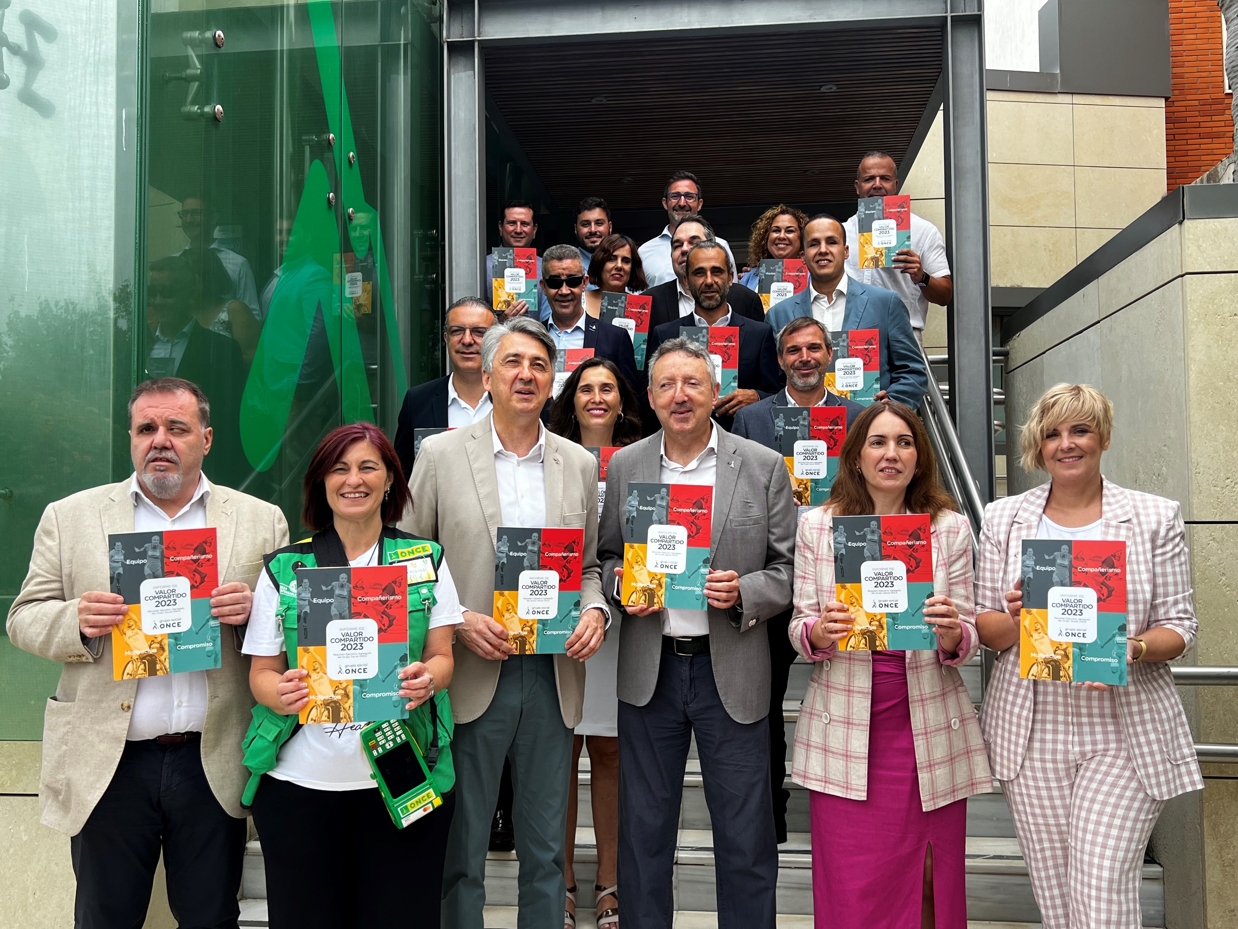 Foto de familia a las puertas de la sede de Cádiz