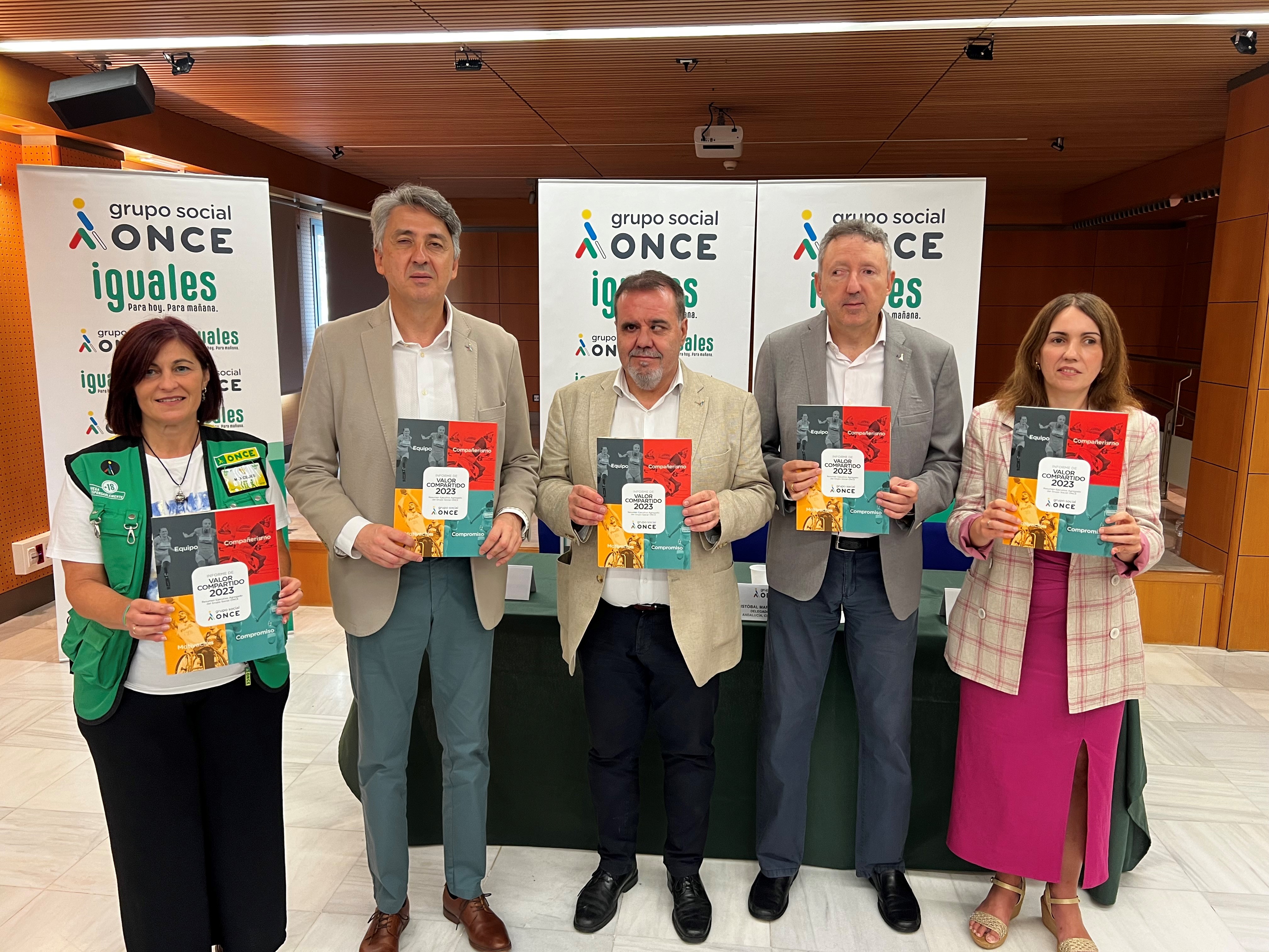 Foto de familia en la presentación de Cádiz