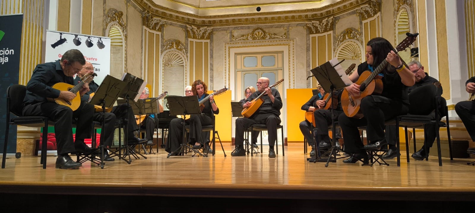 Actuación de la orquesta de plectro Ciudad de los Califas