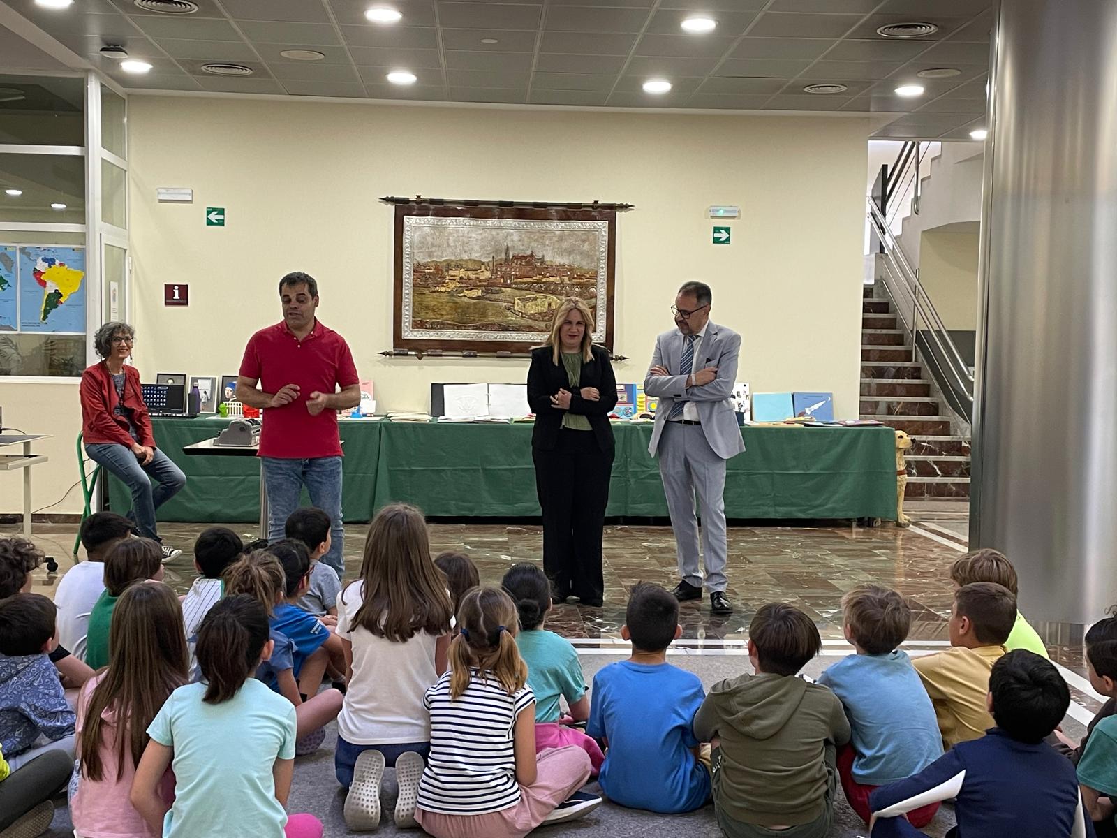 Niños visitando el Rincón del Braille en la ONCE de Córdoba