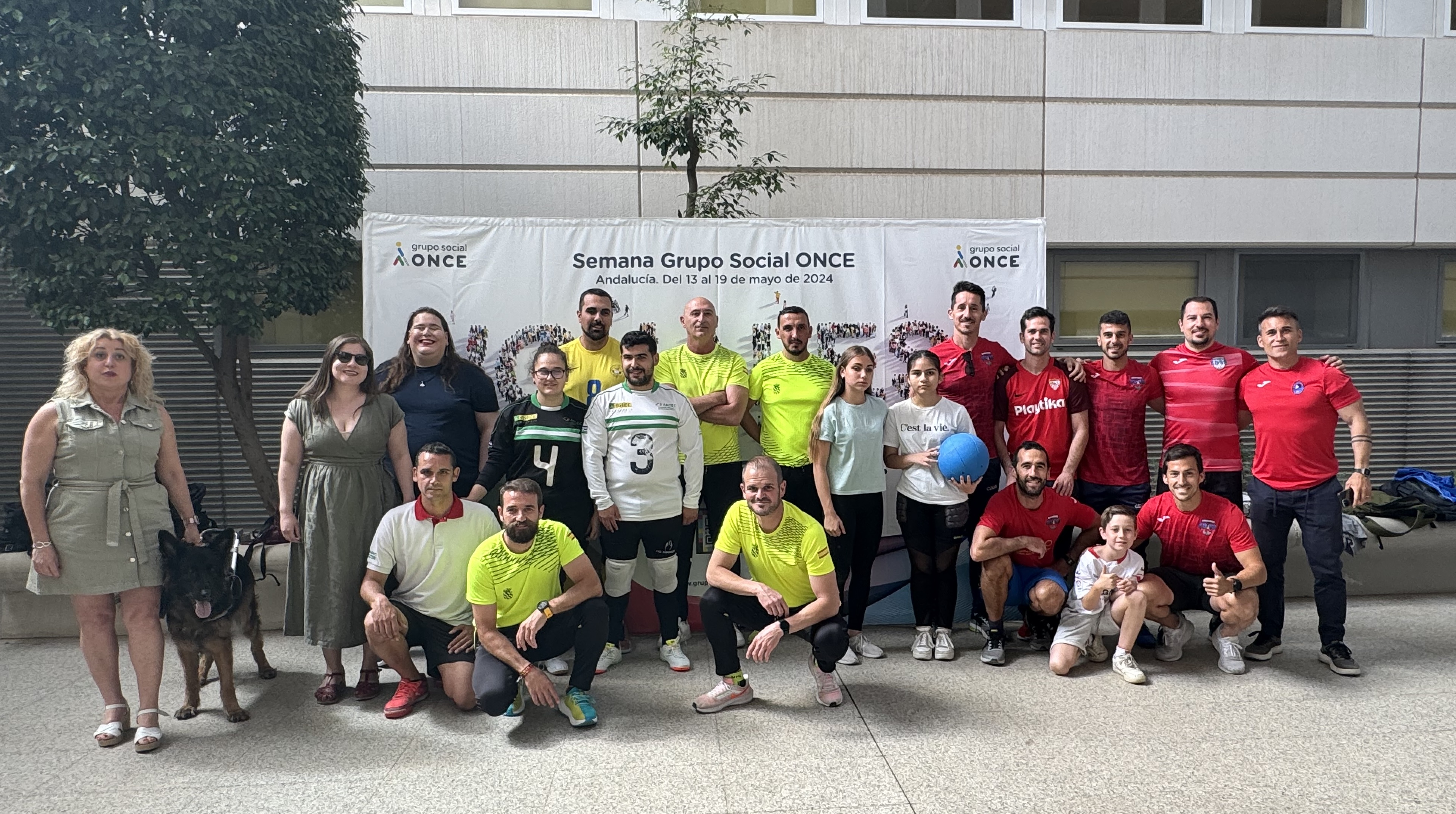 Foto de familia tras el partido de goalball en el CRE de Sevilla