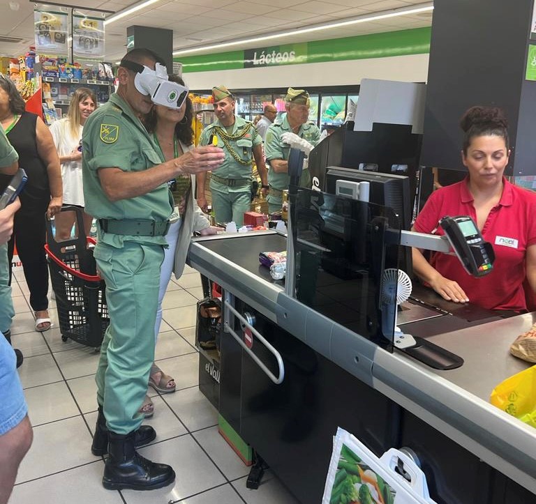 militar con antifaz comprando en Ceuta