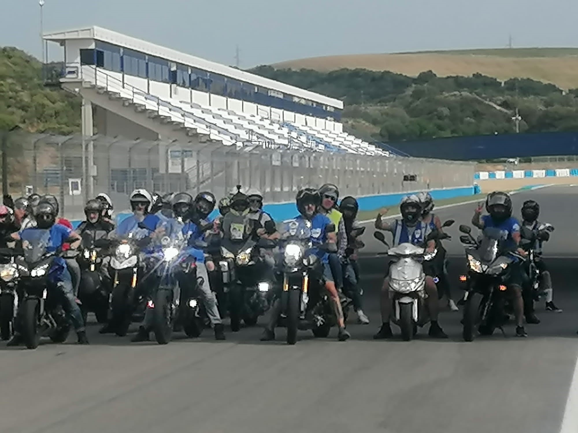 Afiliados en motos en el Circuito de Jerez