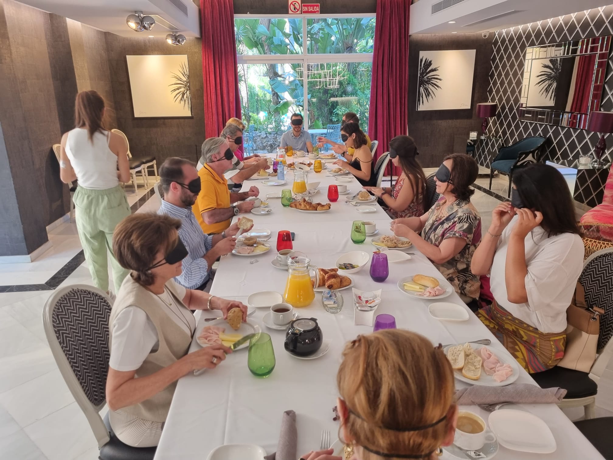 Desayuno a ciegas con distintos sectores representativos de Marbella