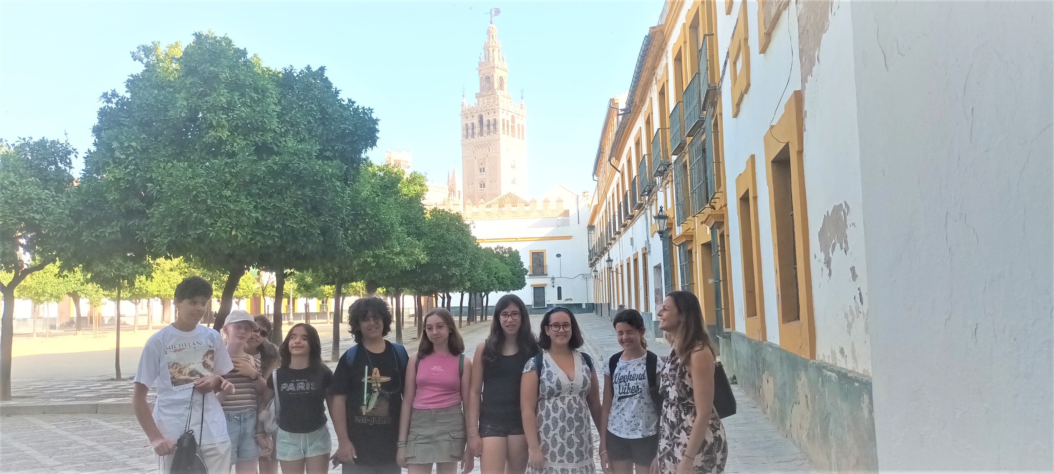 Foto de familia en el Patio de los Naranjos de Sevilla con la Giralda al fondo