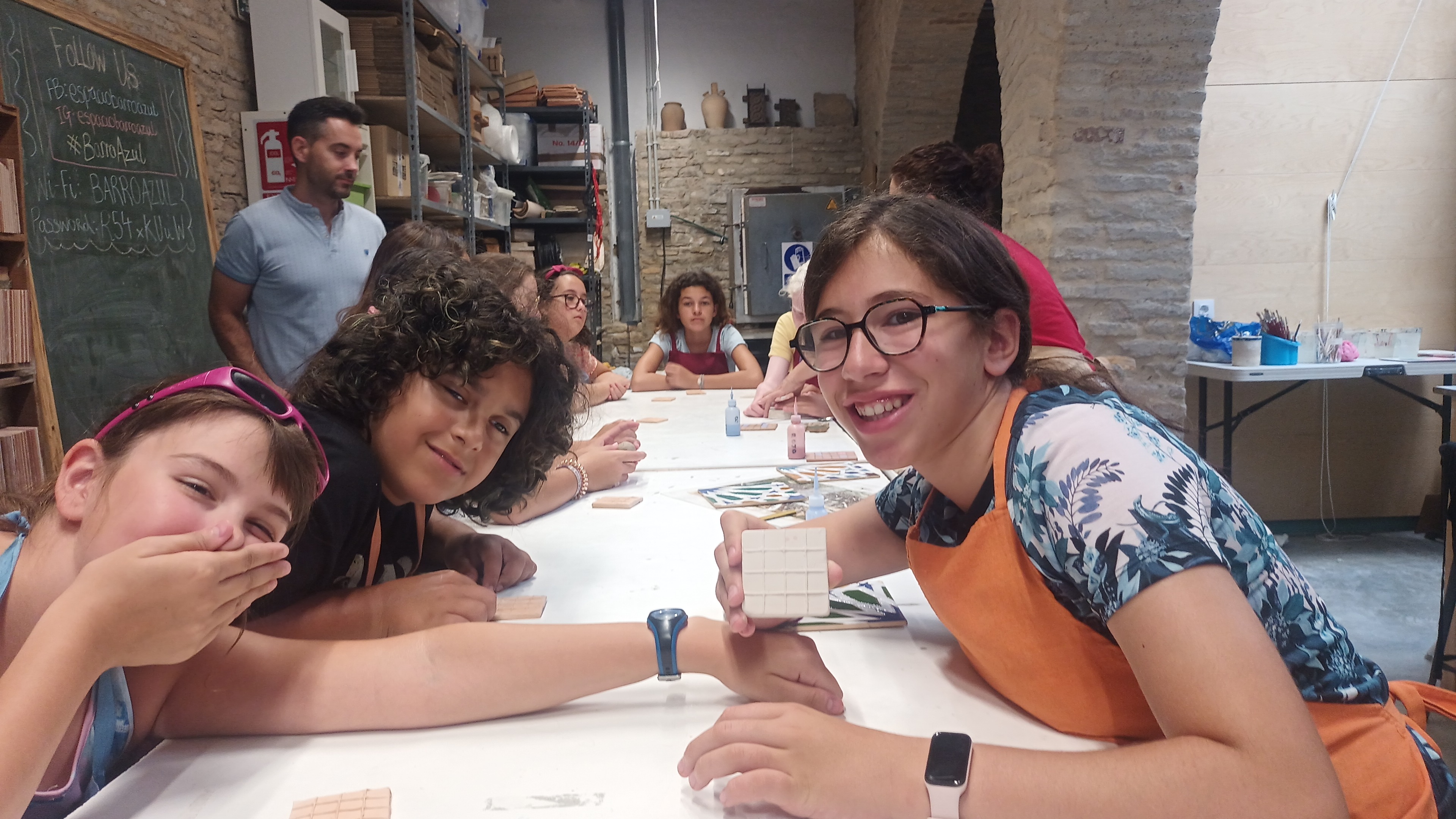 Risas y complicidad en el taller de cerámica