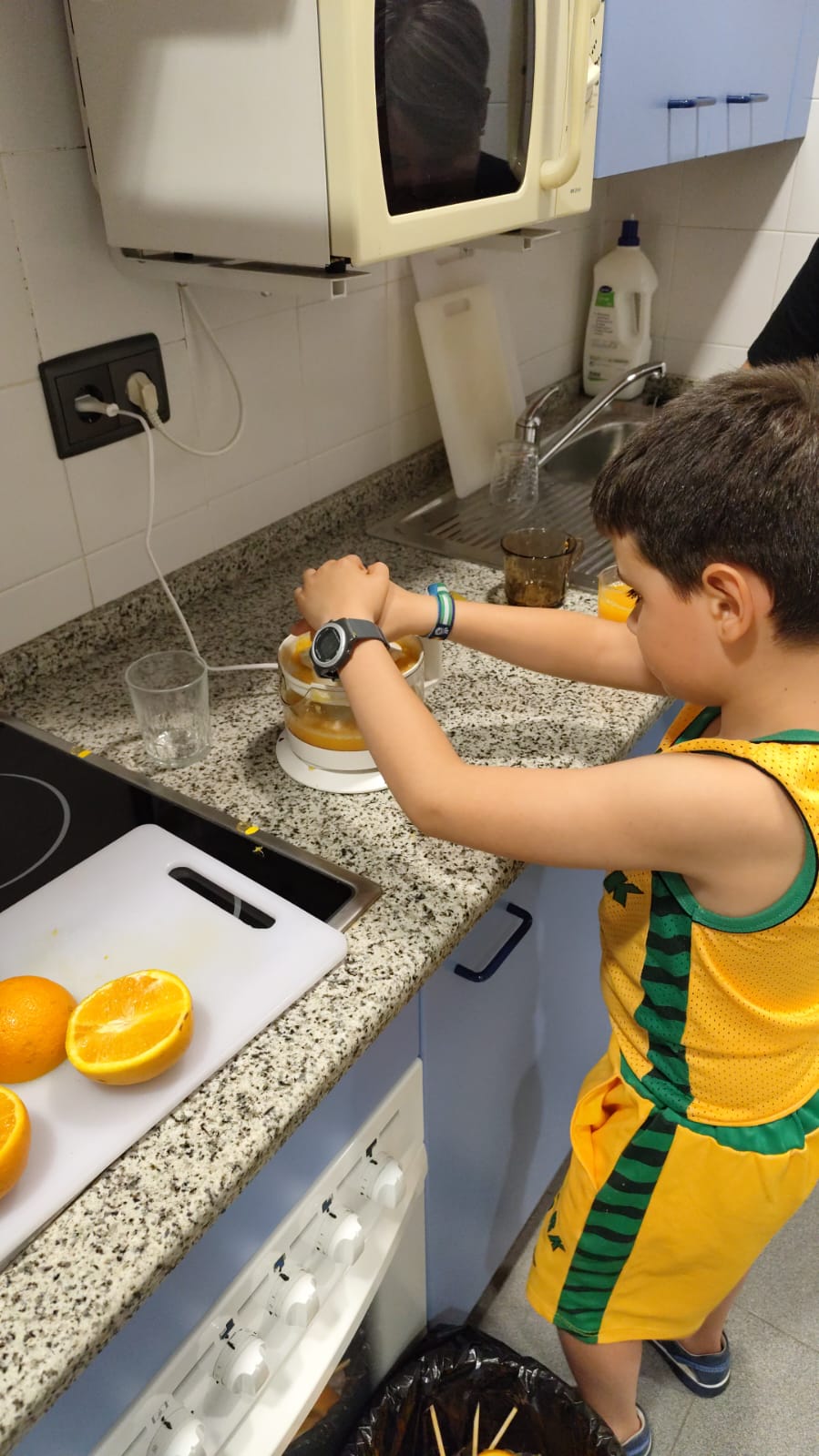 Cristóbal exprimiendo naranjas