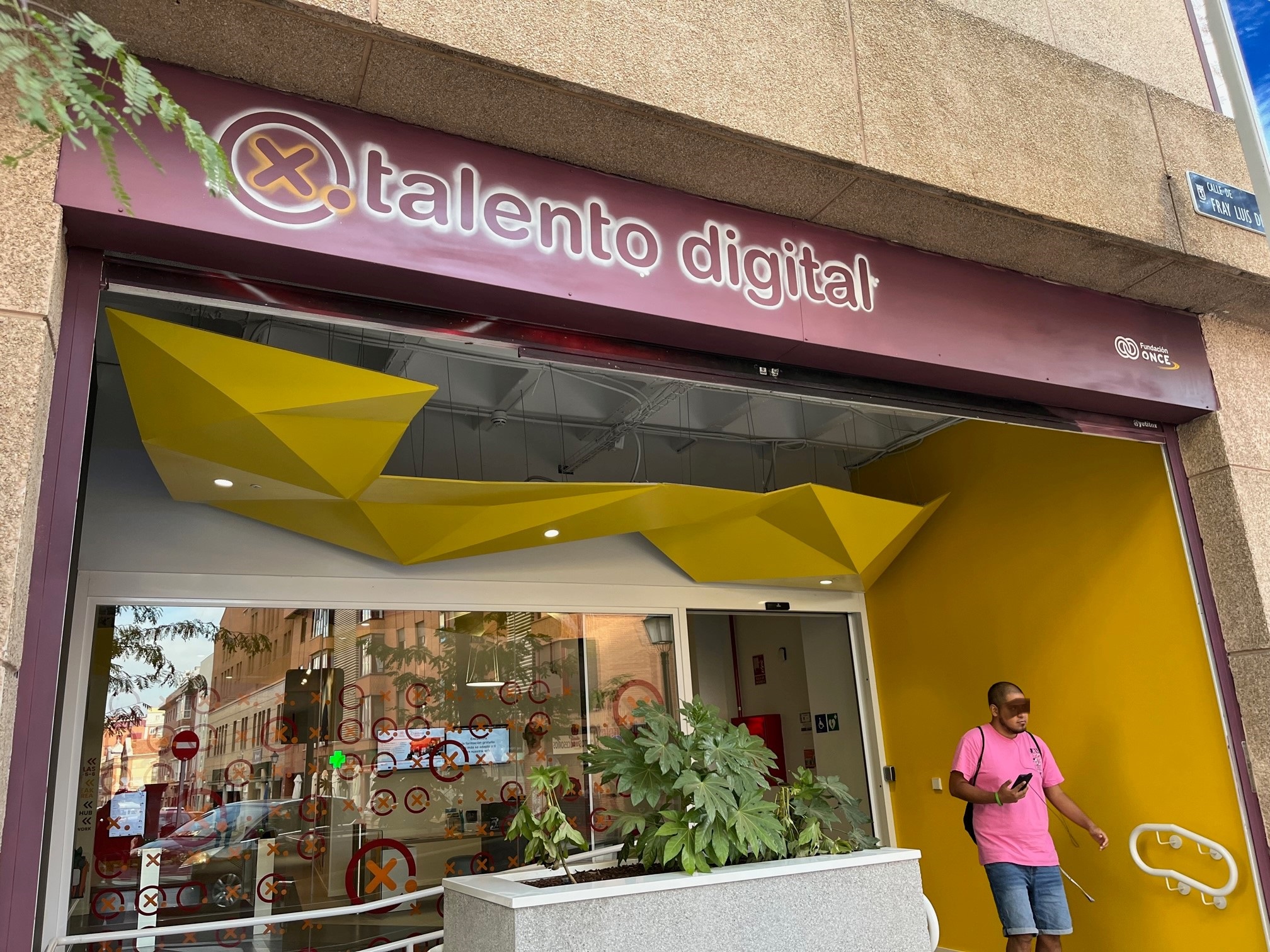 Entrada a la sede de Talento Digital