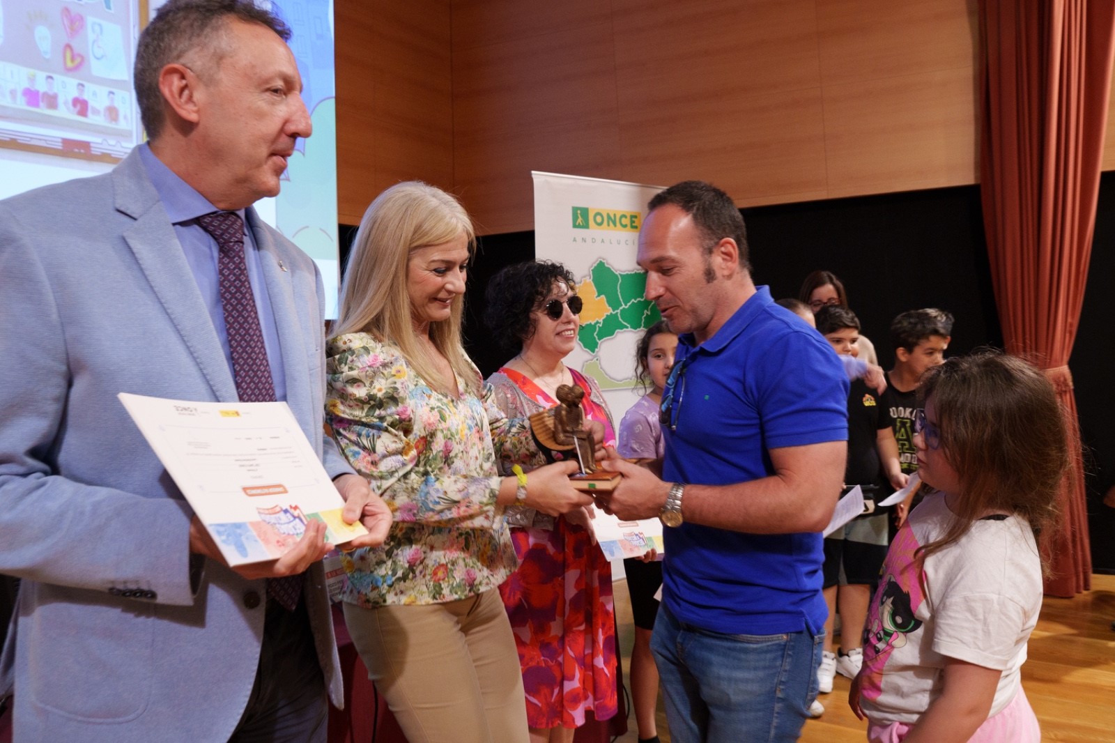 El director del colegio jienense recibe el premio de manos de la consejera de la Junta