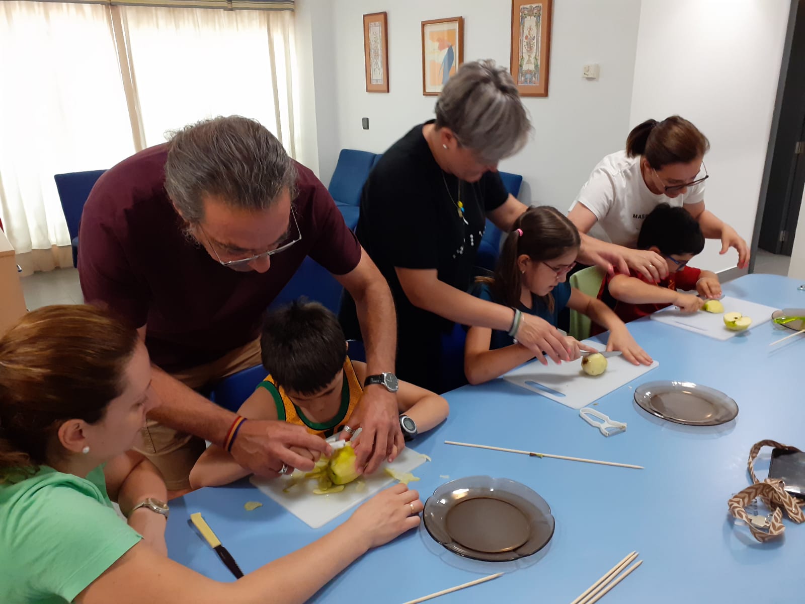 Alumnos pelando fruta