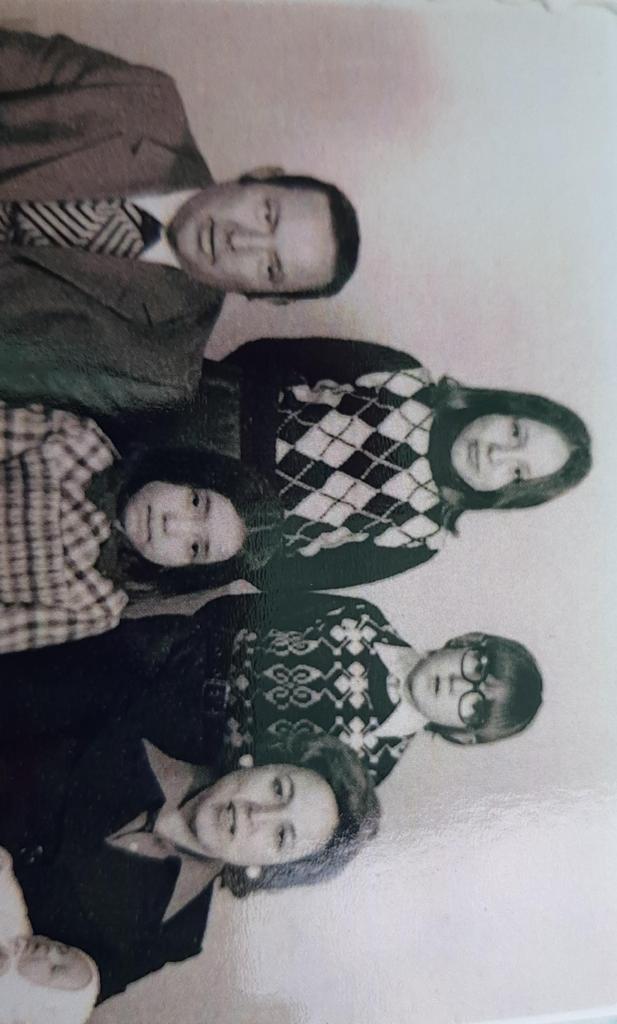 Foto de Cristóbal Martínez con sus padres y hermanas