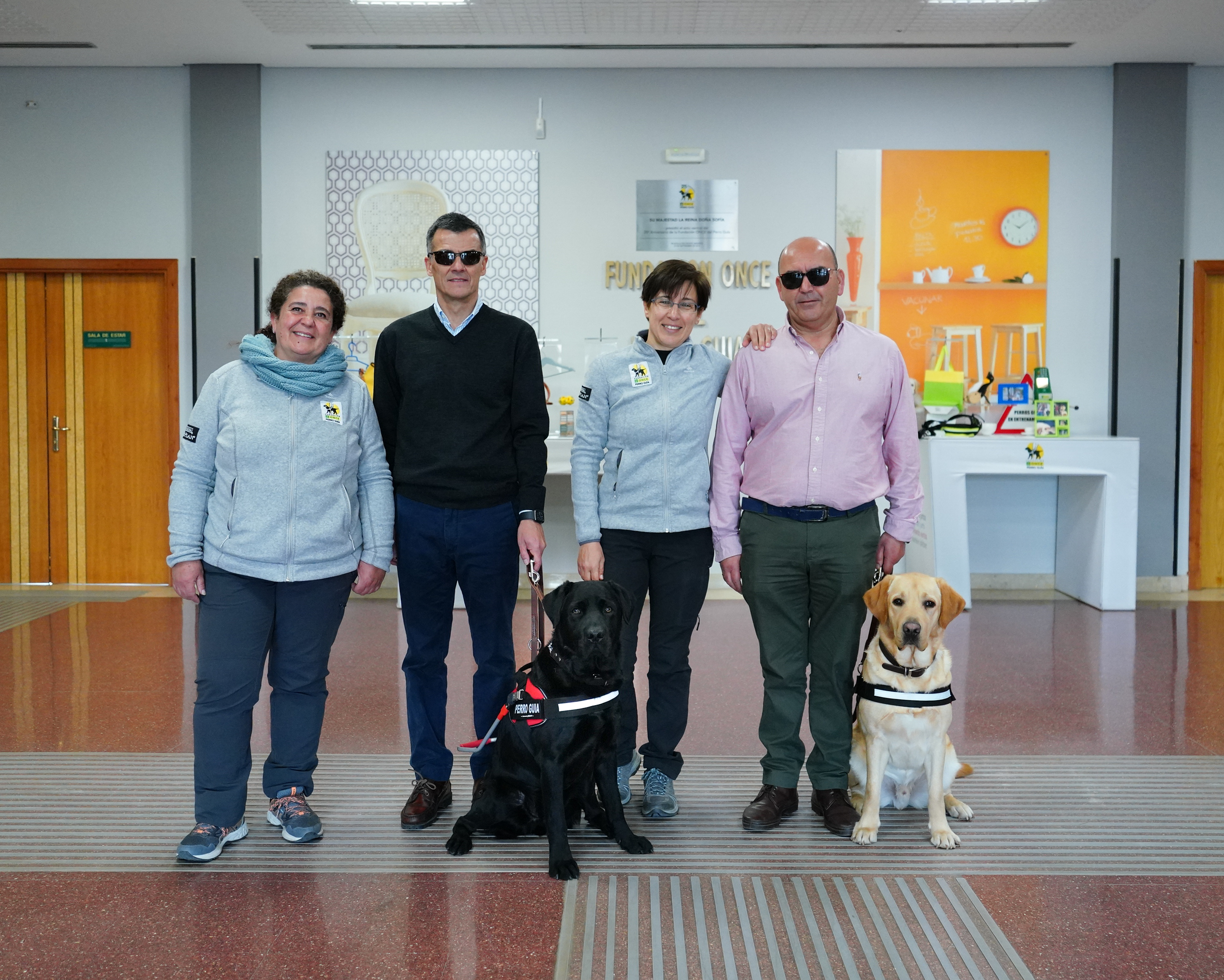 Luis de Oro-Pulido con otro usuario con perro guía y sus instructoras en la sede de la Fundación del Perro Guía