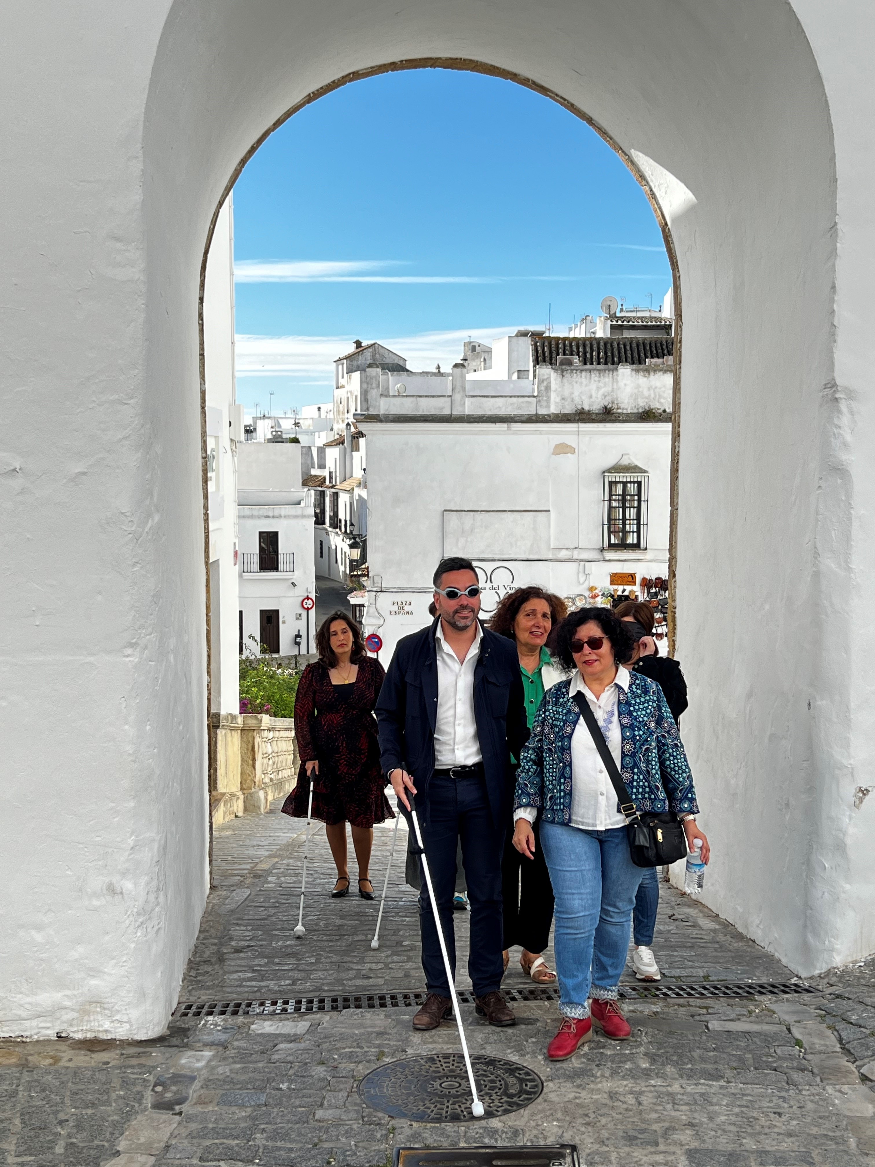 El alcalde de Vejer haciendo un recorrido por el pueblo con gafas de simulación