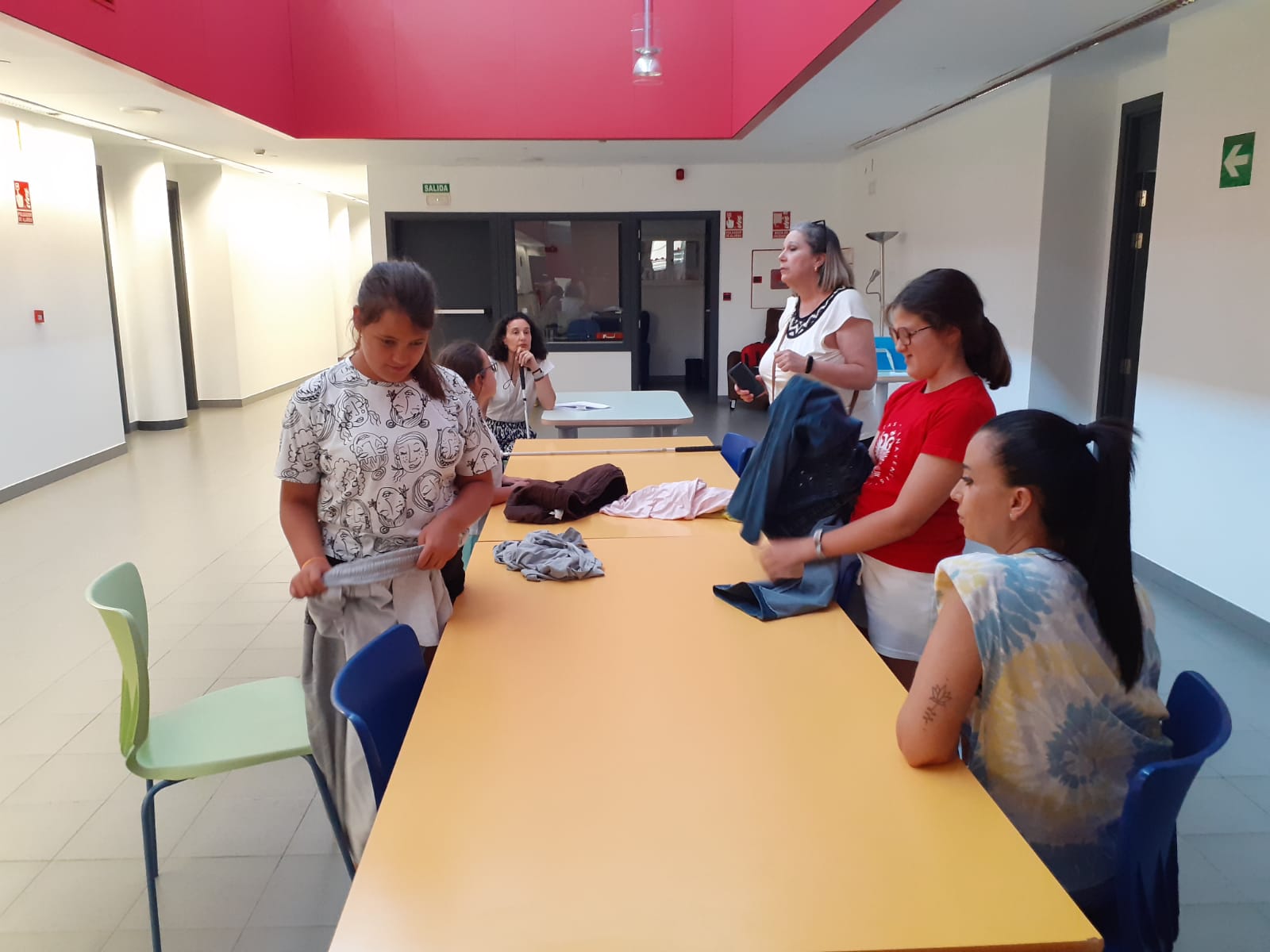 Alumnas ordenando piezas del vestuario