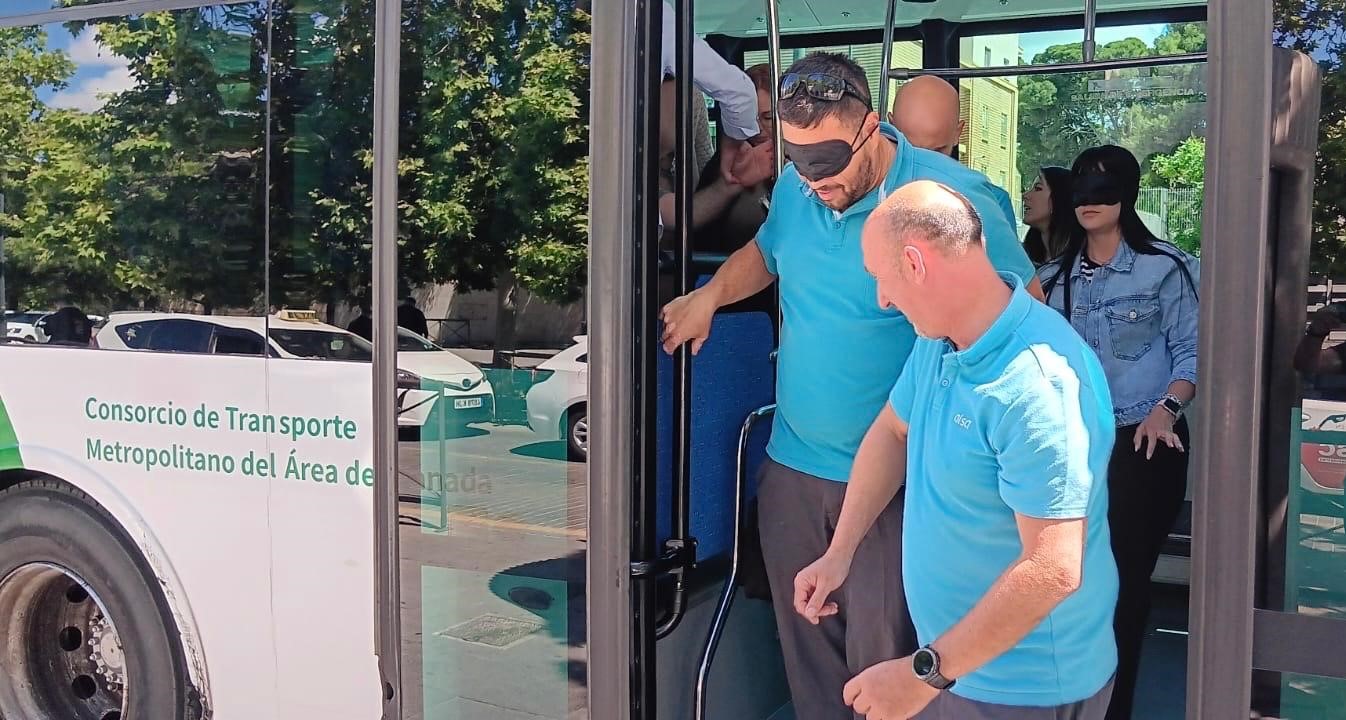 conductores de ALSA Granada recibiendo instrucciones sobre la atención a personas ciegas en los autoburses