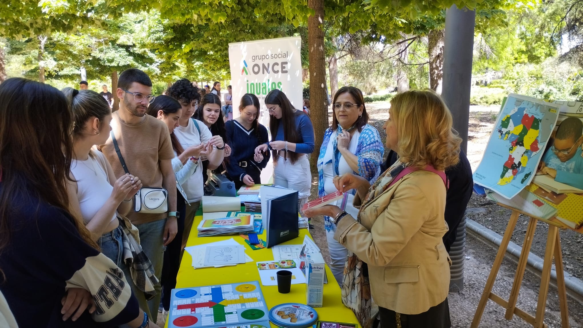 Actividad en el parque para conocer el sistema  braille en Granada