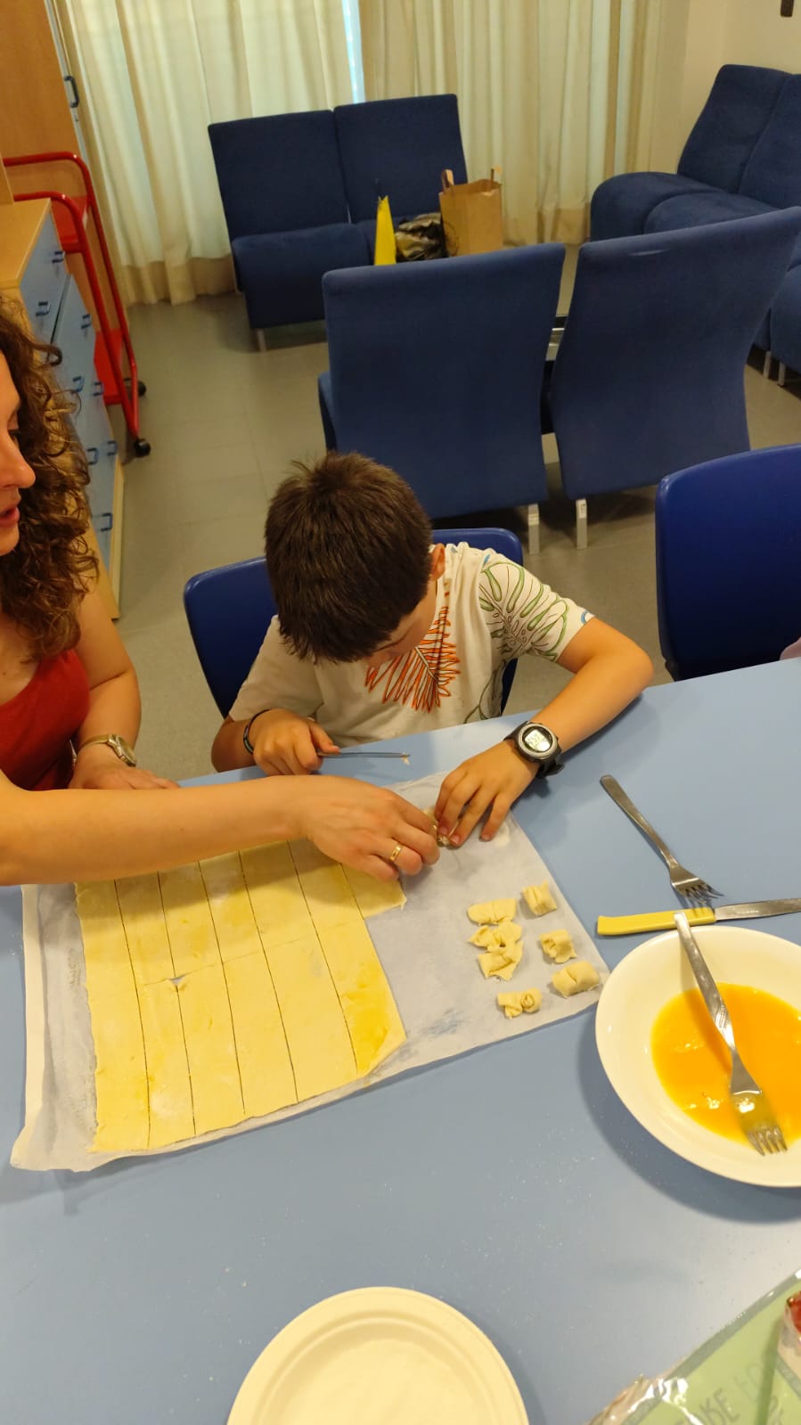 Cristóbal preparando una masa de hojaldre con su madre