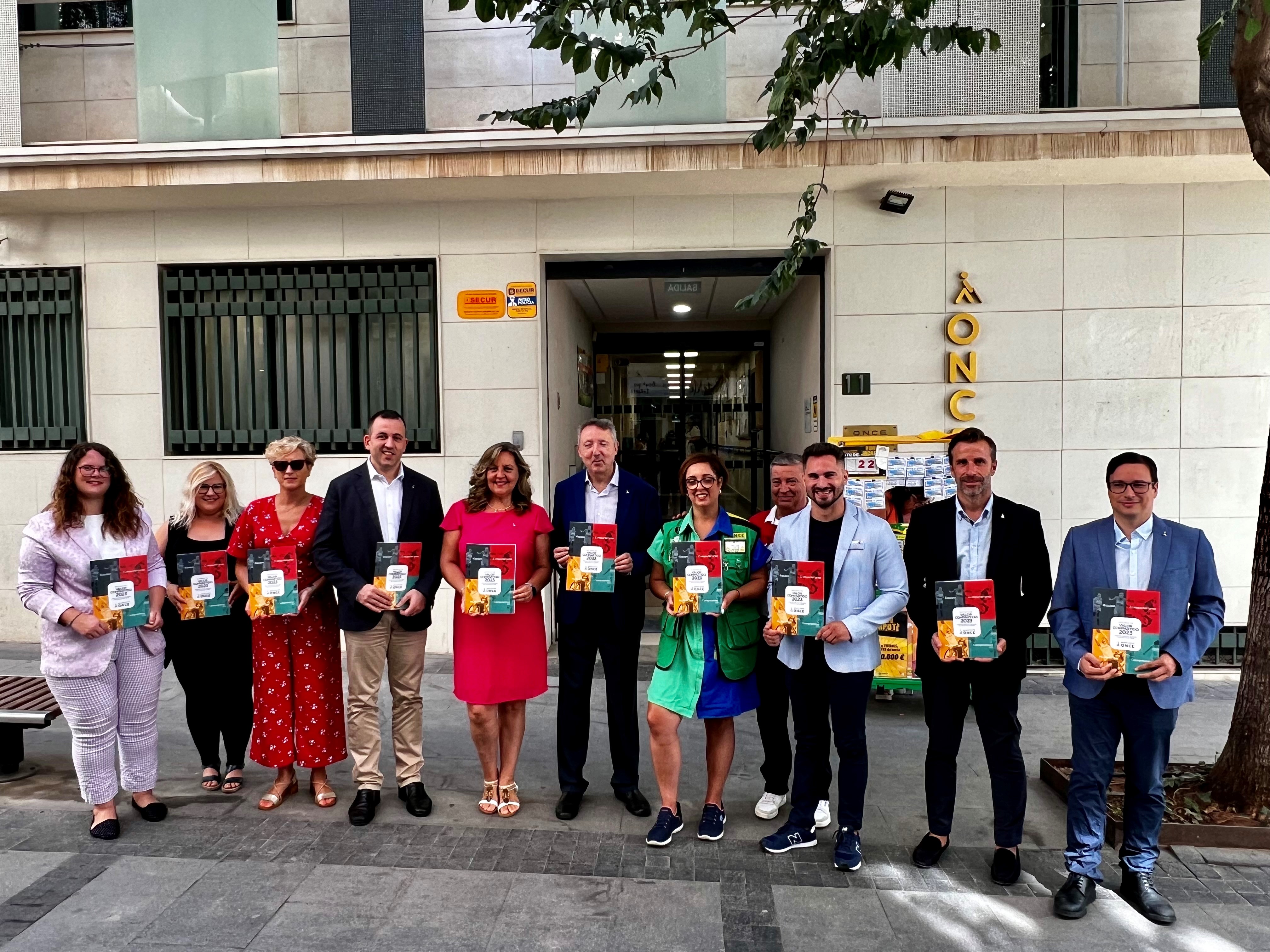 Foto de familia a las puertas de la sede de la ONCE en Almería