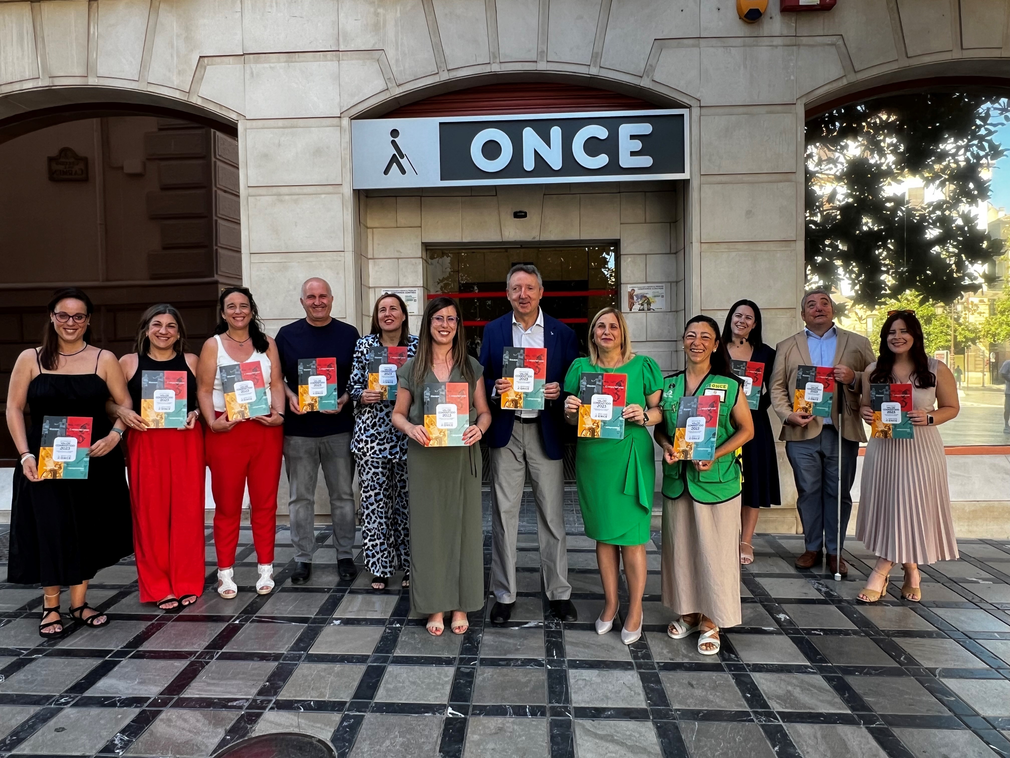 Foto de familia a las puertas de la sede de la ONCE en Granada