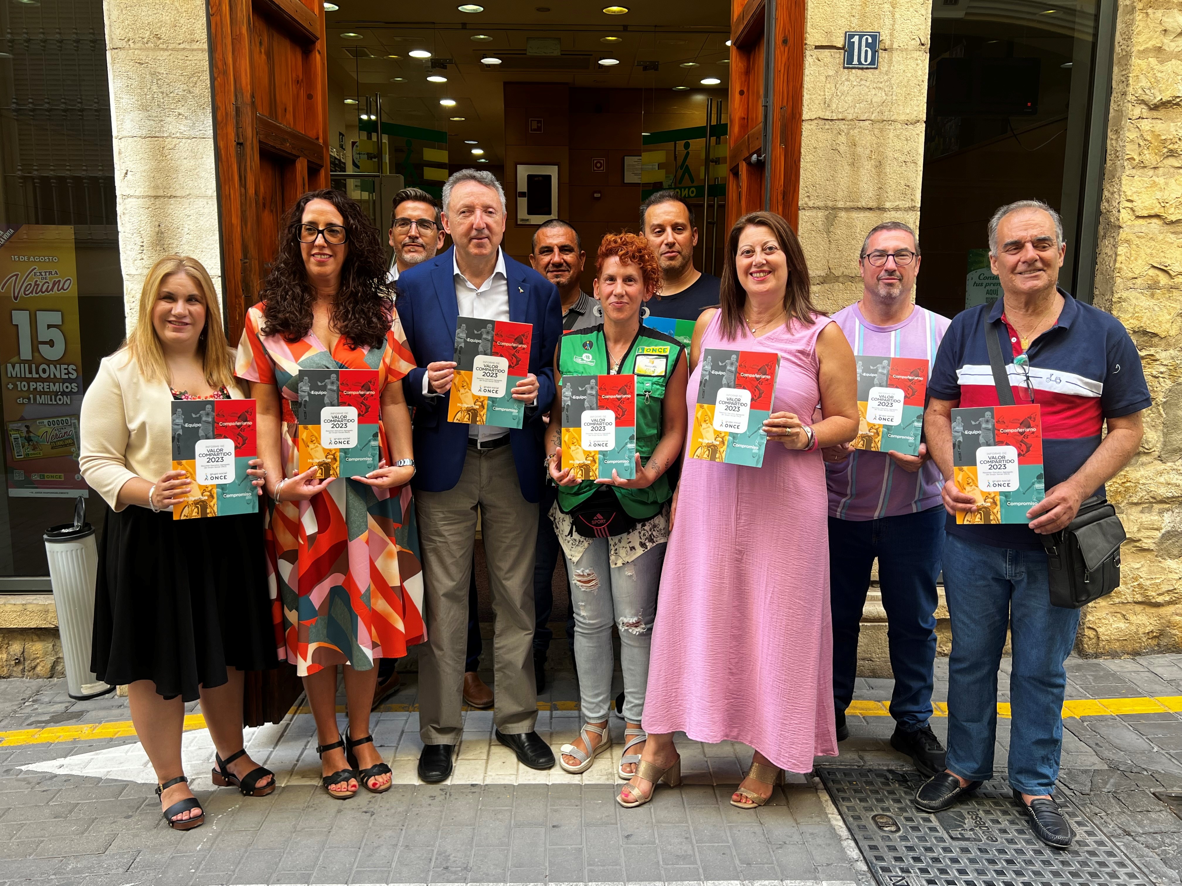 Foto de familia a las puertas de la sede de la ONCE en Jaén