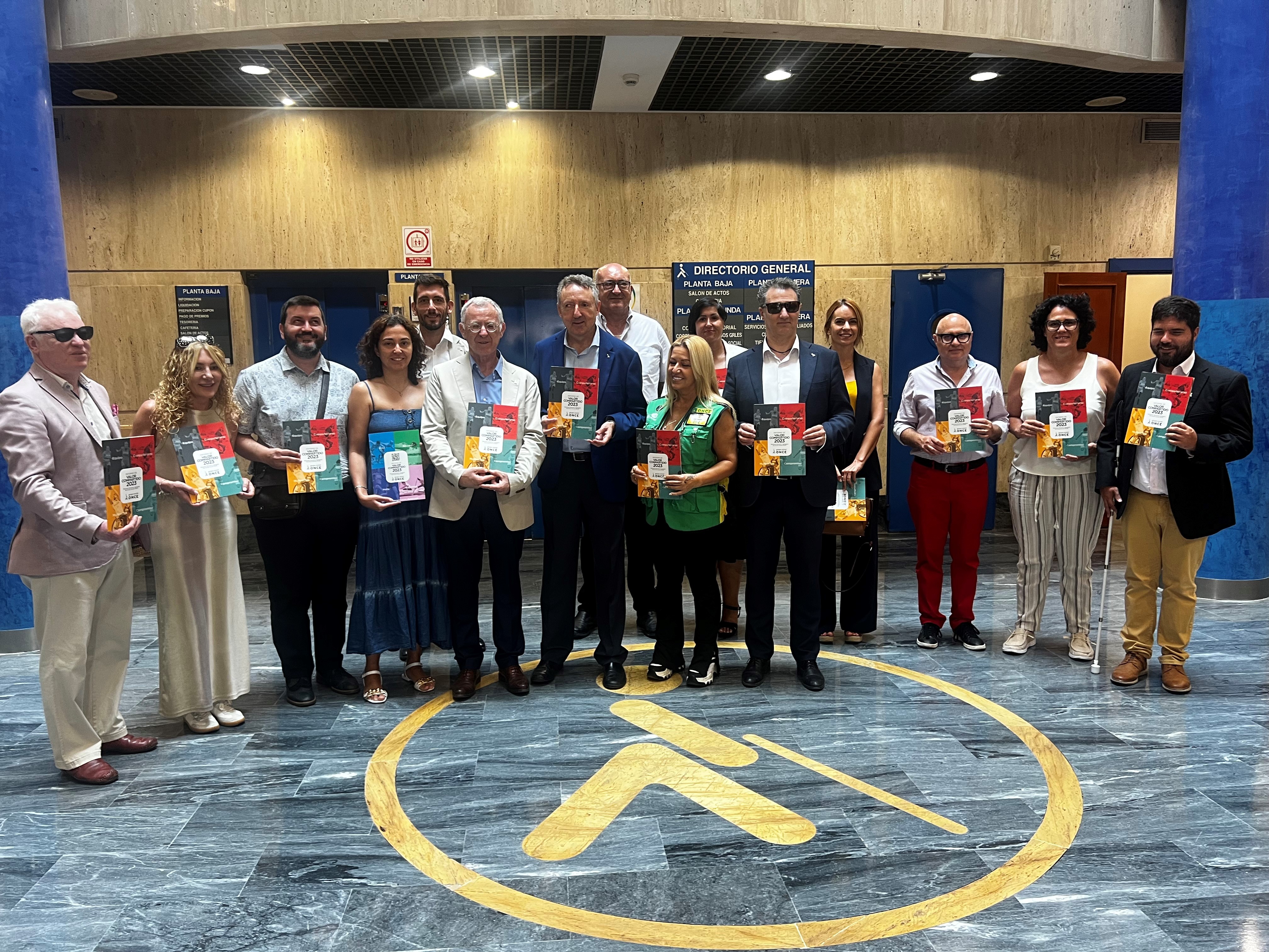 Foto de familia en el hall de la ONCE de Málaga