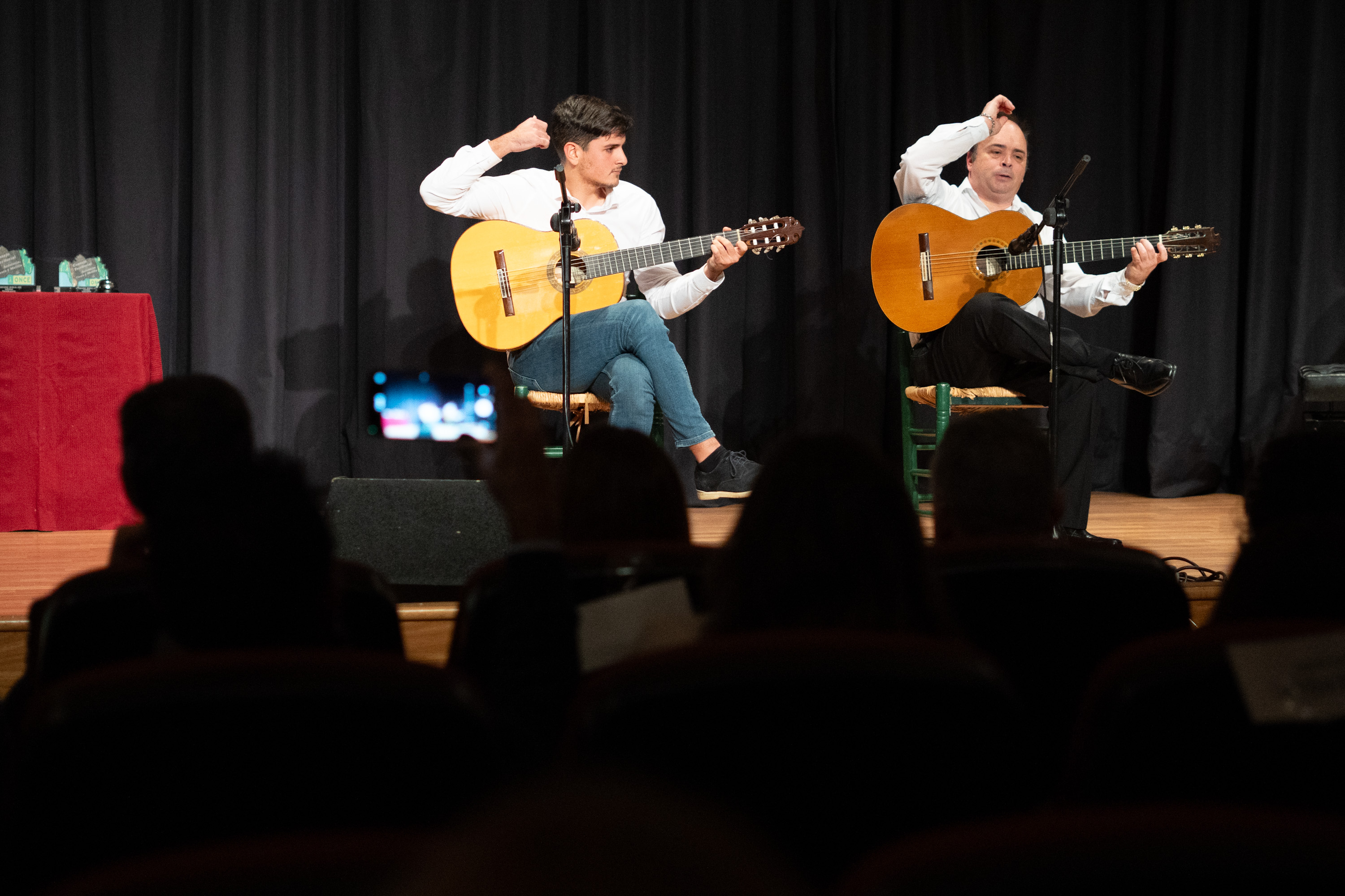 Actuación de Juan Antonio Fernández acompañado a la guitarra por el maestro José Luis Scott