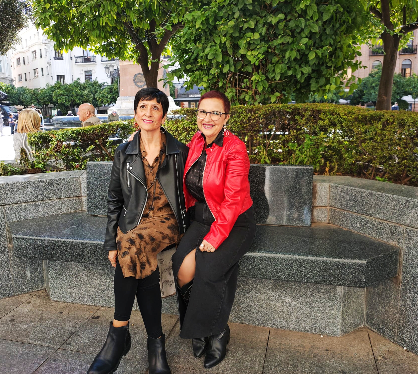 Inés y Marga en una plaza de Córdoba