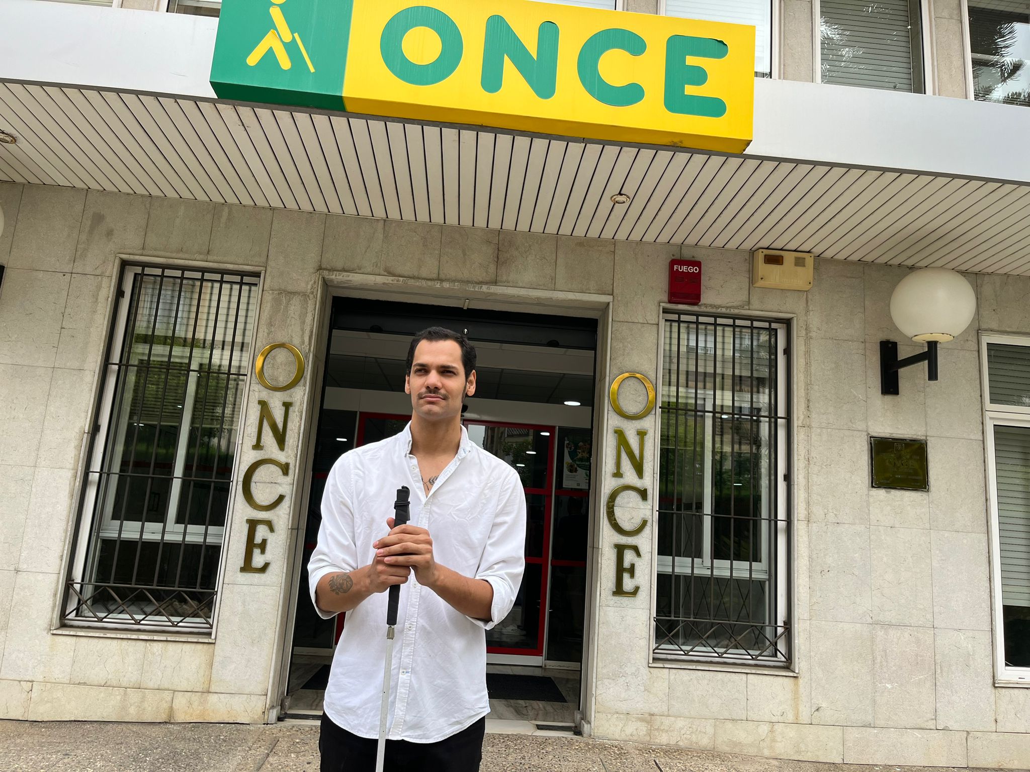 Ionut Acín en la entrada de la sede de la ONCE de Huelva