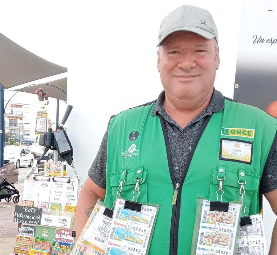 Juan Llamas, vendedor de la ONCE en Lora del Río