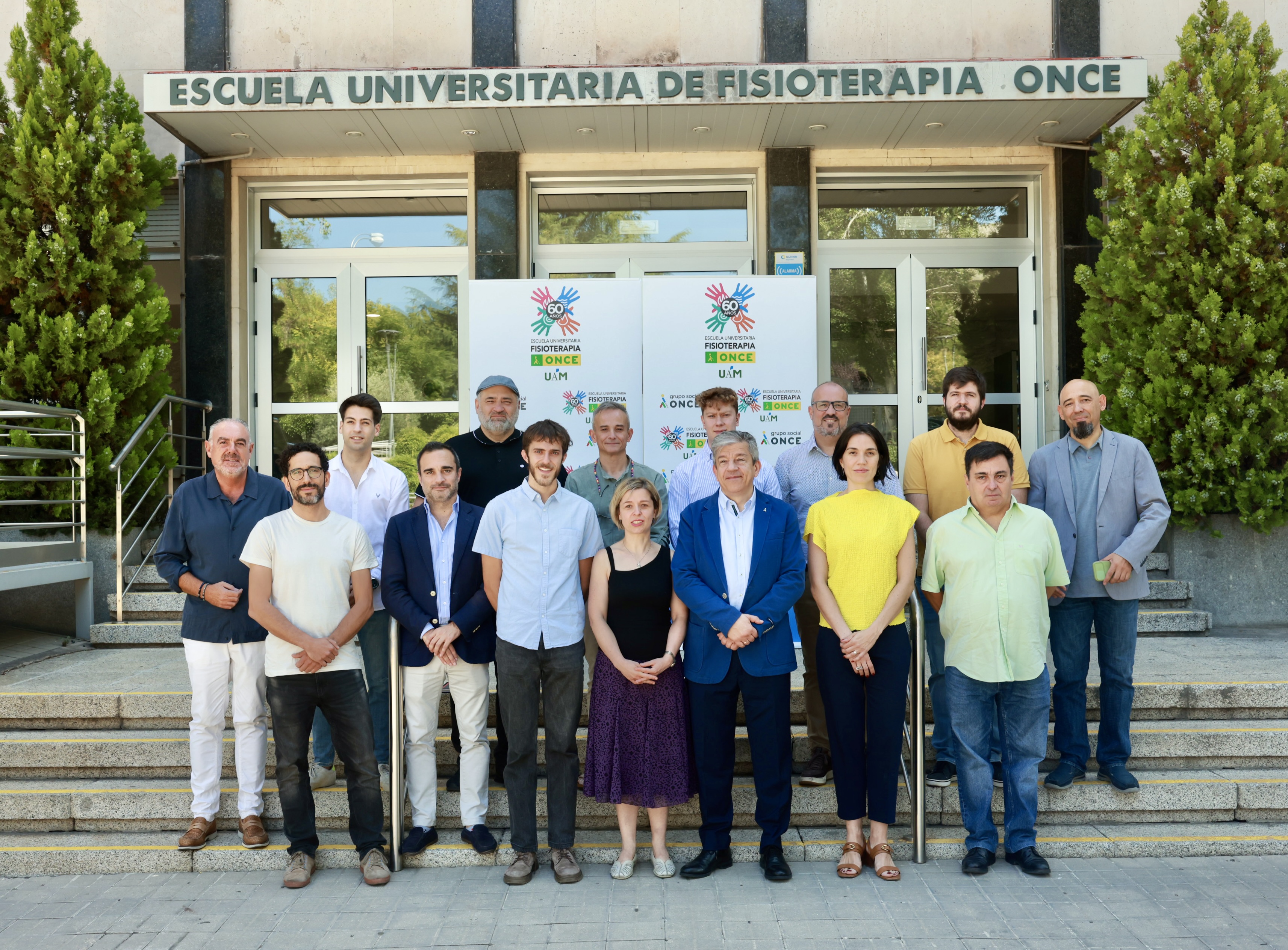 Foto de familia de los jurados de los Premios Tiflos de Periodismo 2023