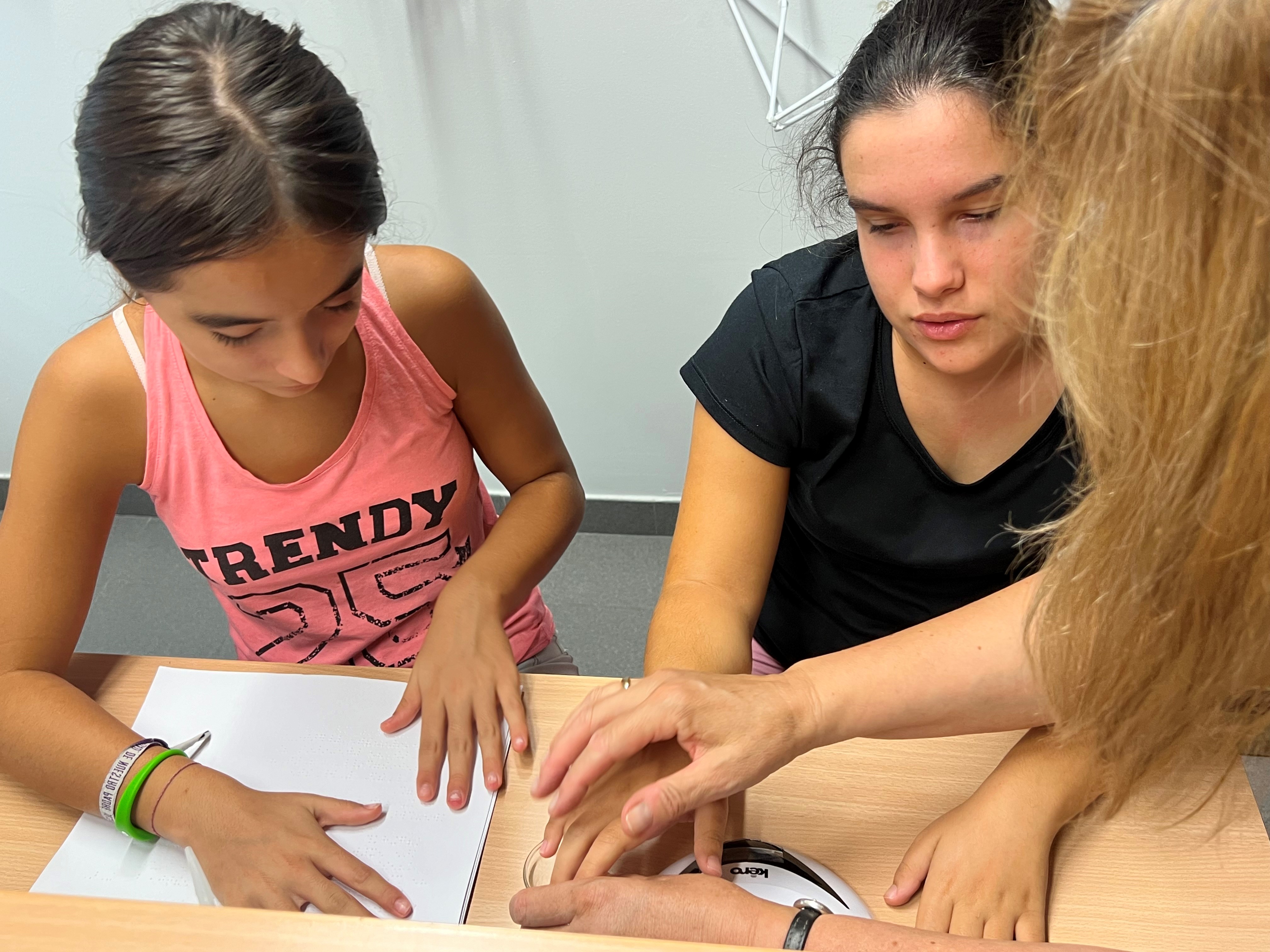 Alumnas leyendo en braille