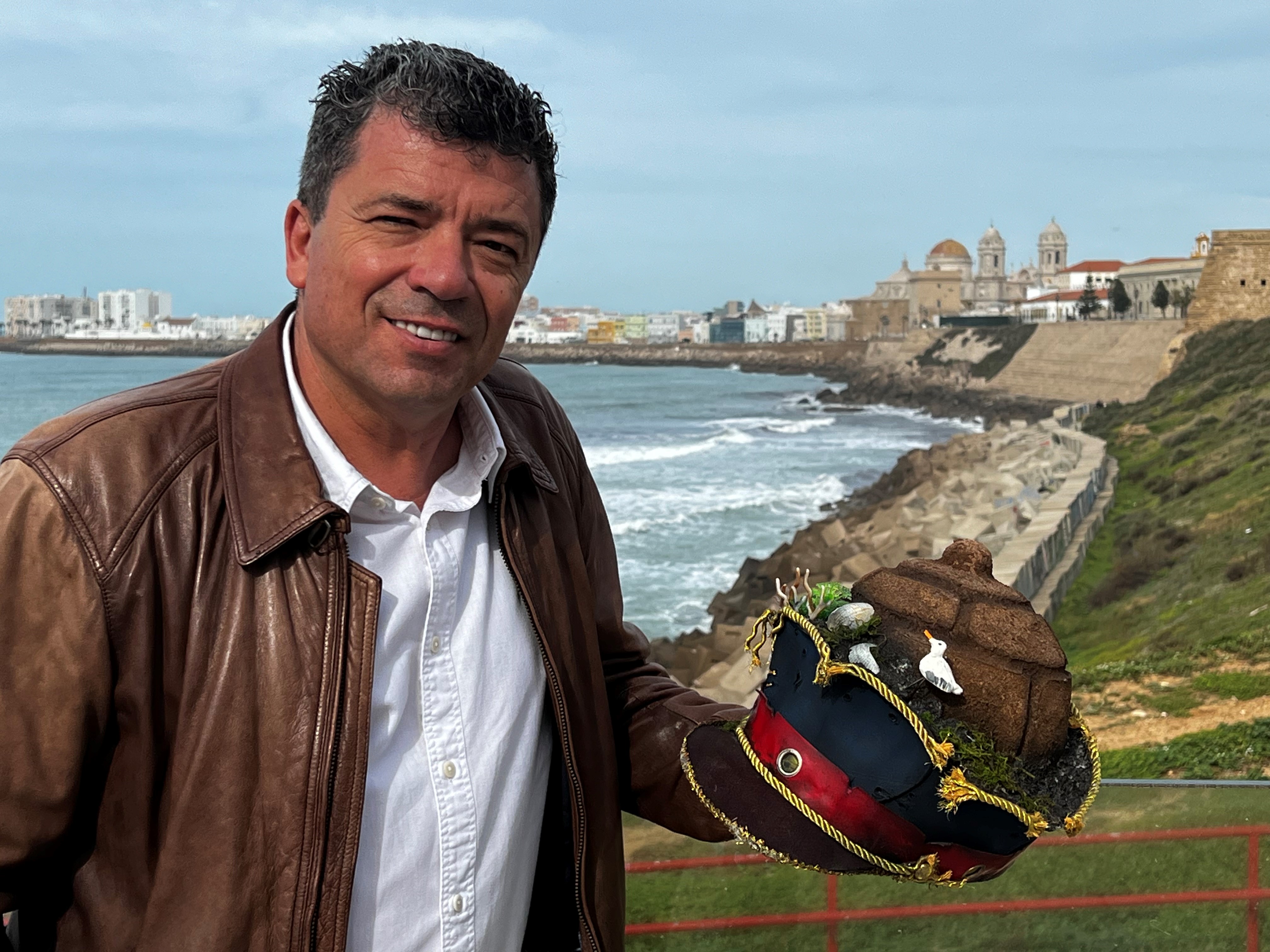 Morales posa con el sombrero de su tipo con Cádiz de fondo