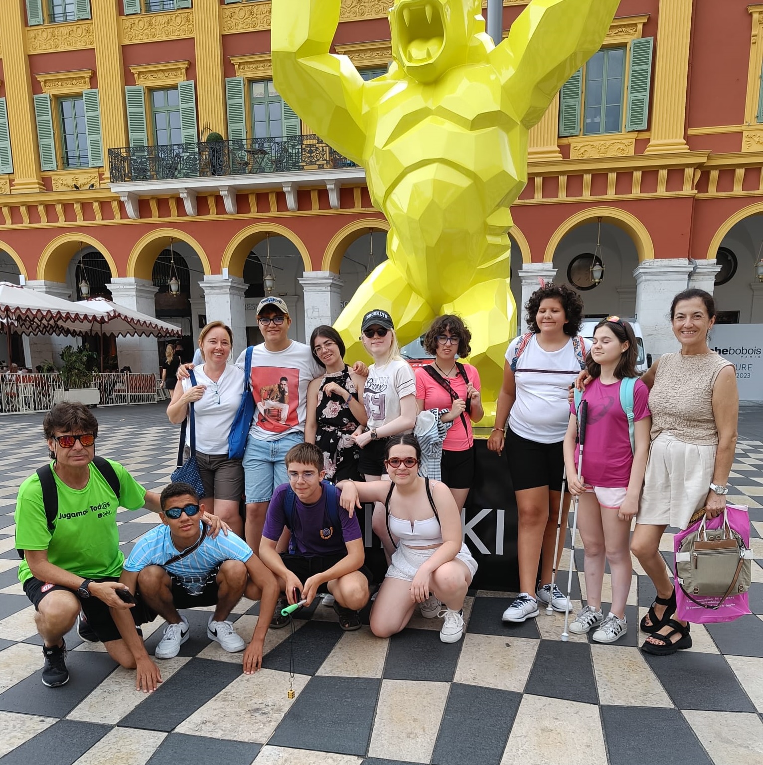 foto de familia en la Plaza Massena de Niza