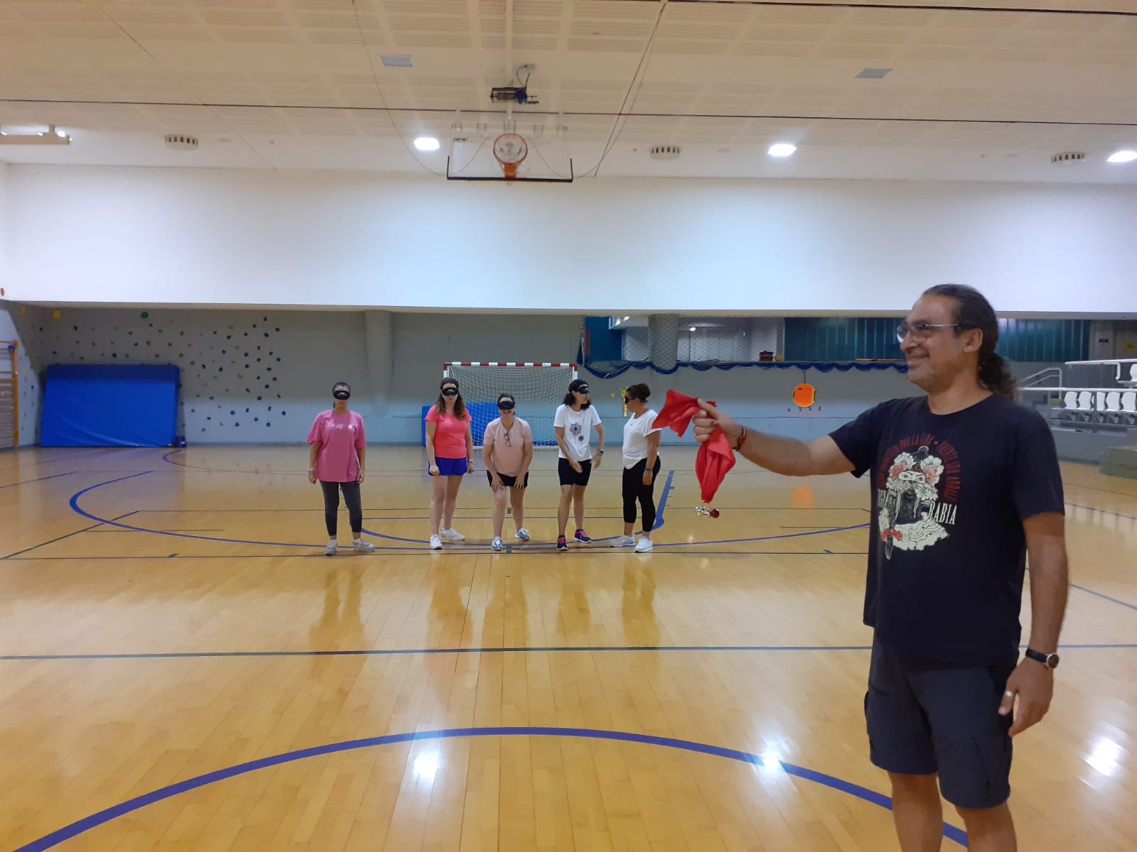 Juego del pañuelo en el Polideportivo