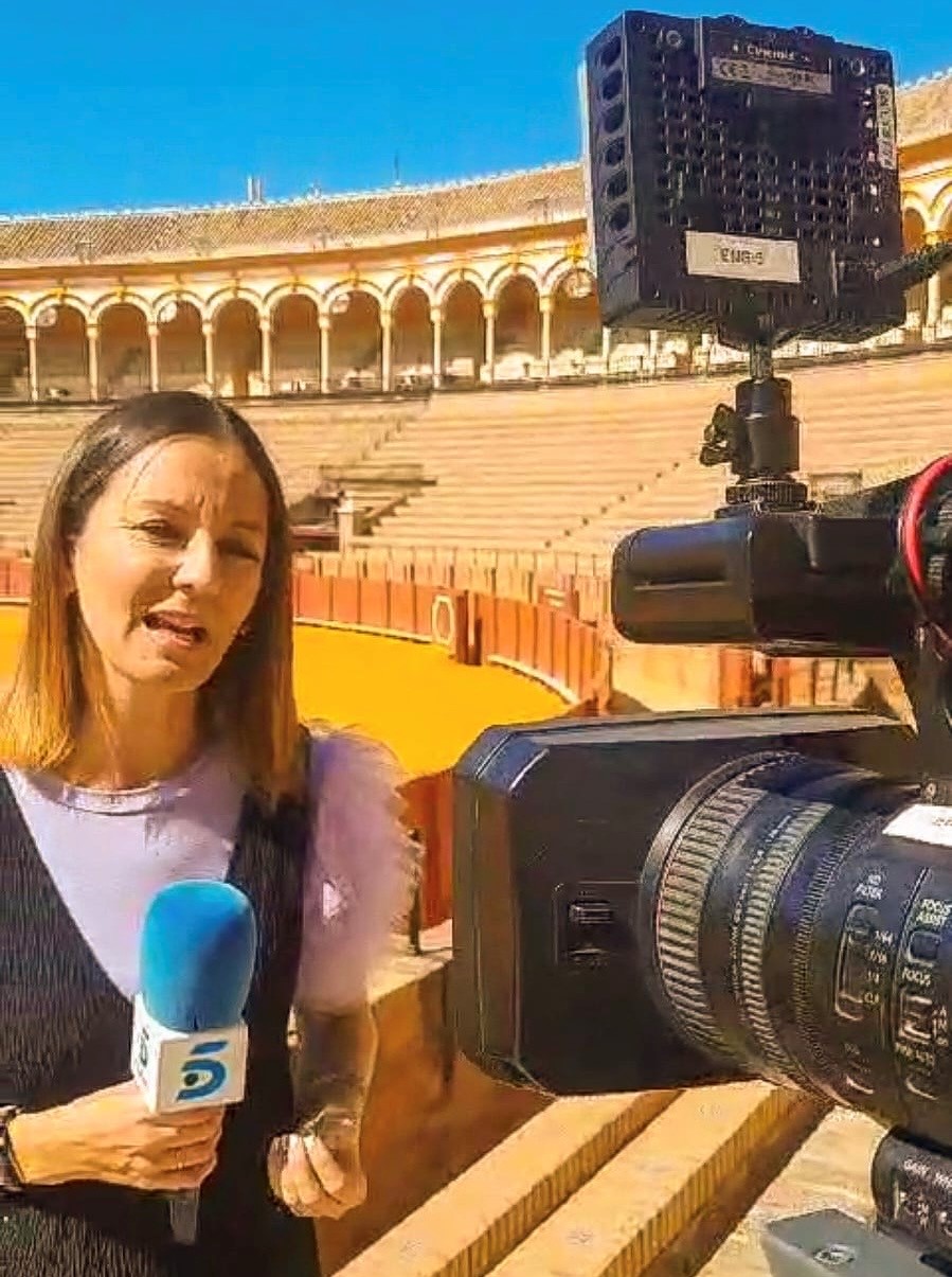 Una periodista de Telecinco durante una conexión