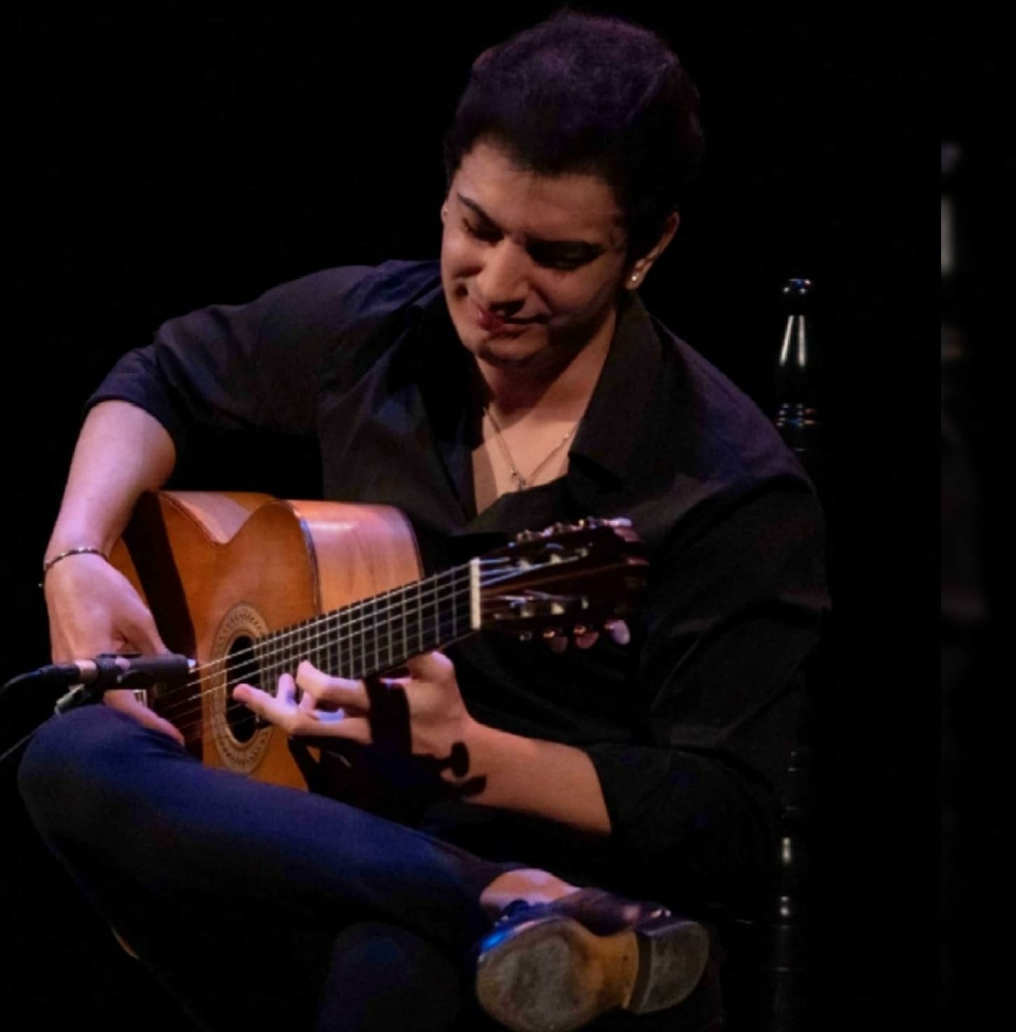 Pablo Campos tocando su guitarra