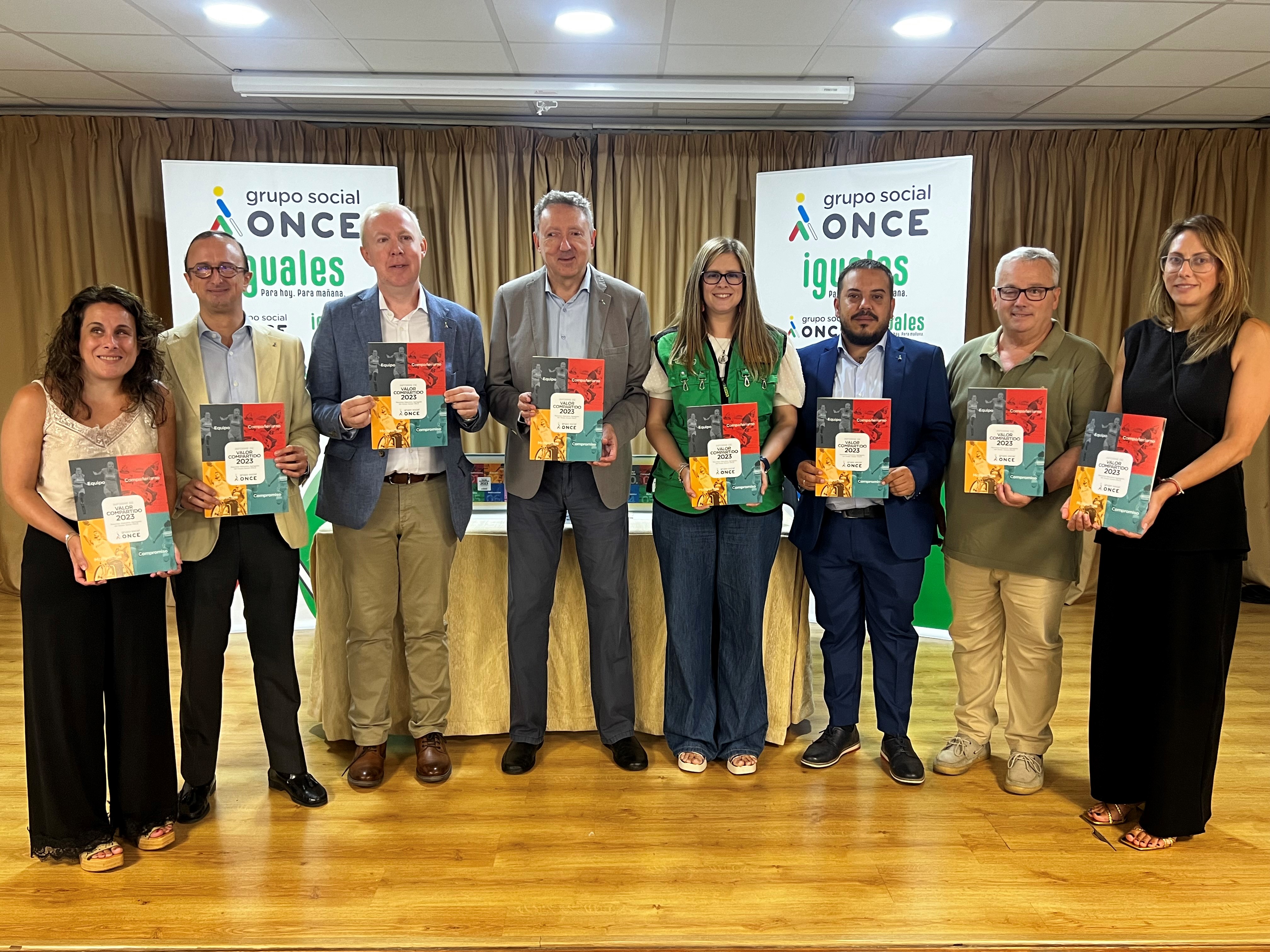 Foto de familia de la presentación en Huelva