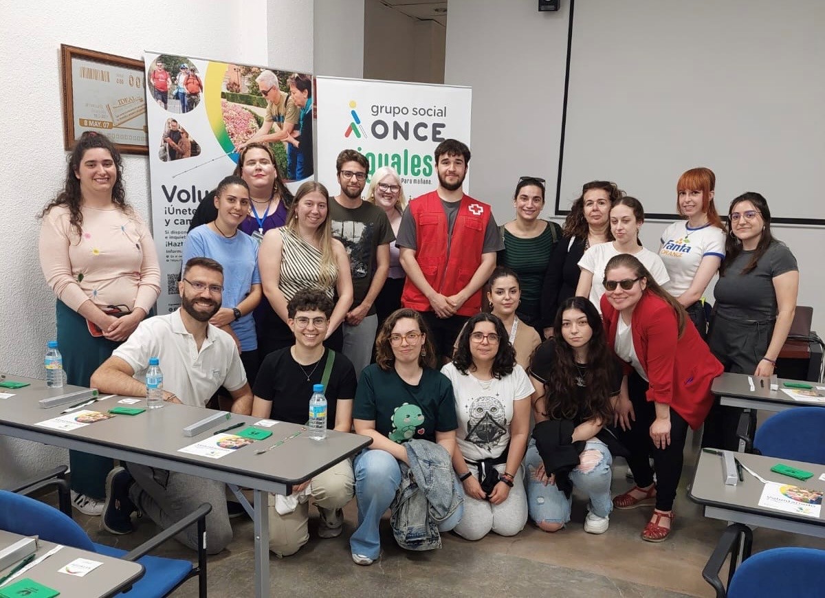 Foto de familia con Cruz Roja