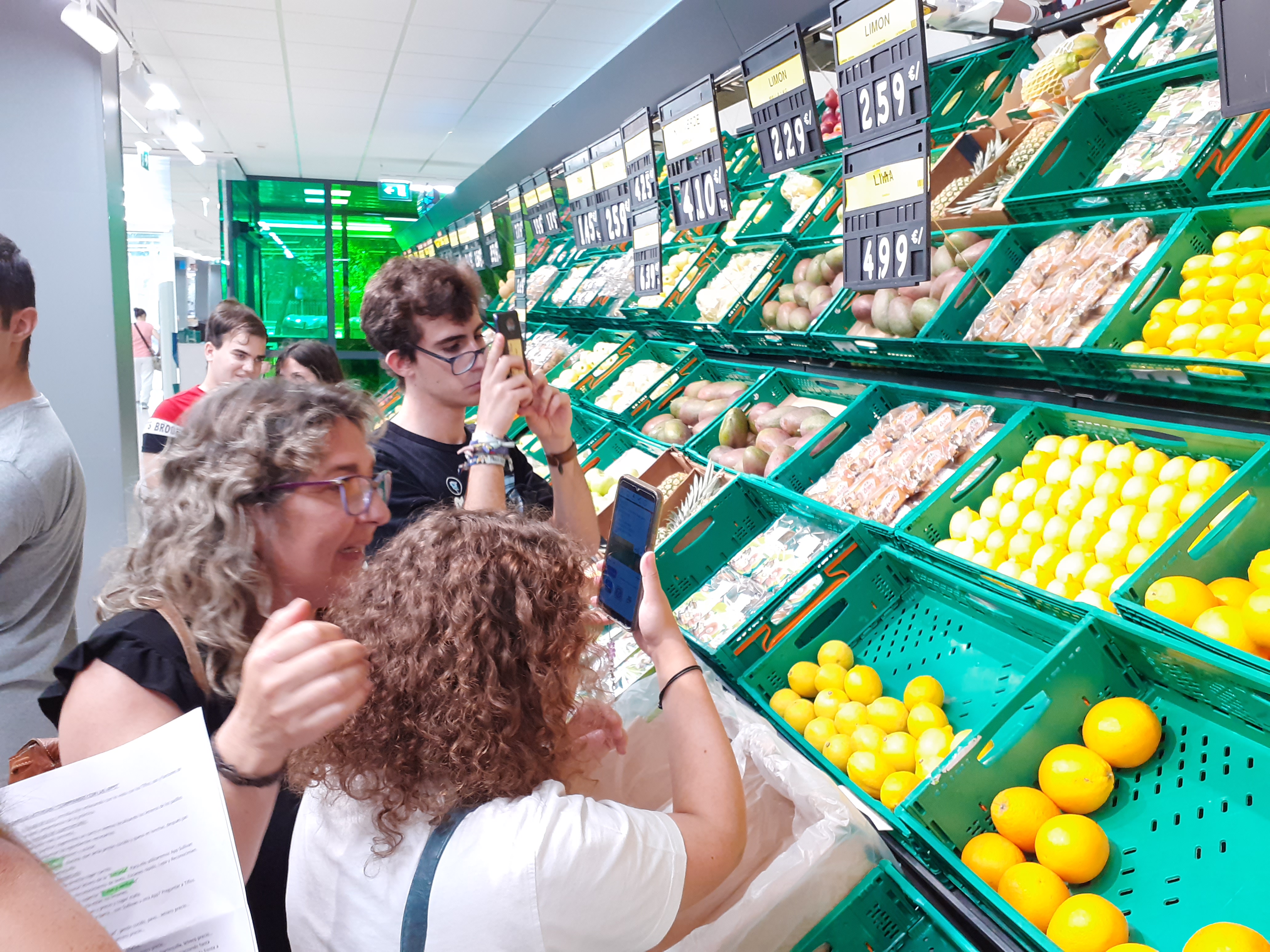 Participantes comprando en un supermercado