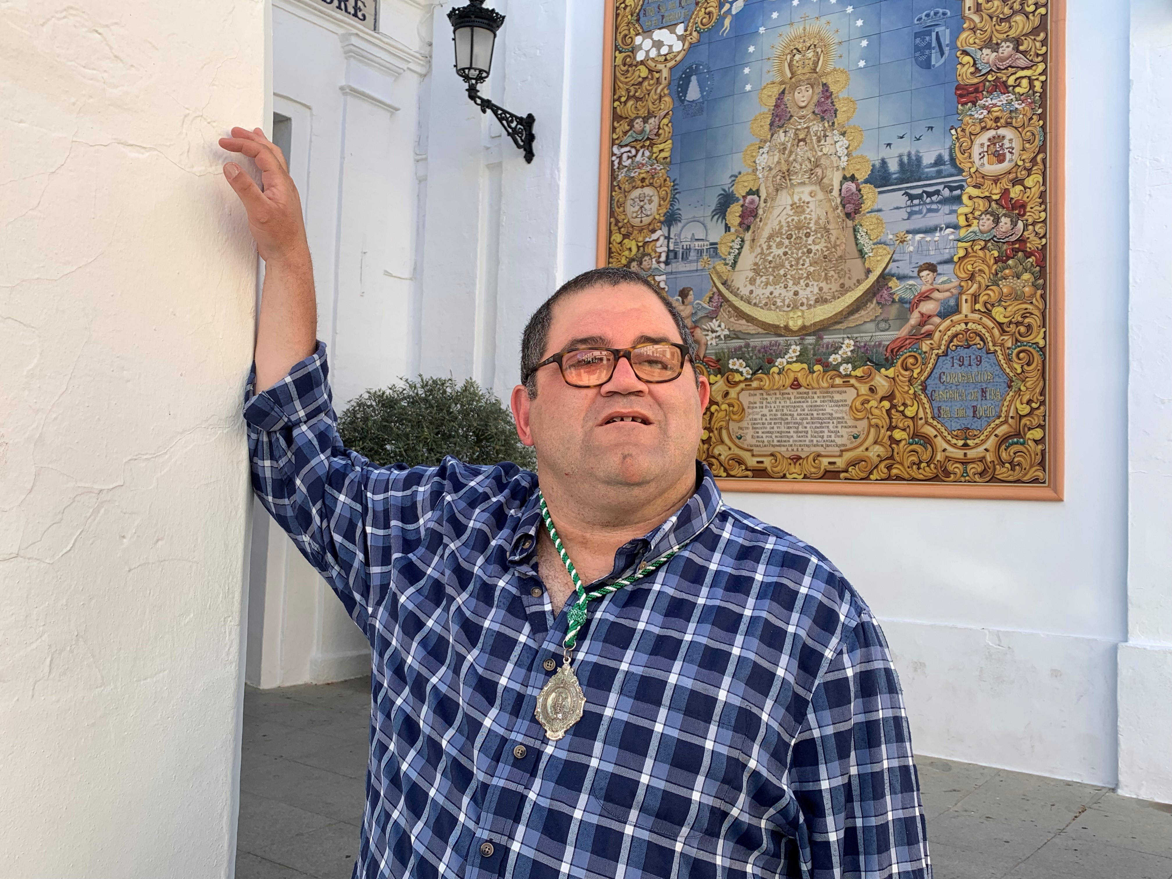 Contreras a la entrada de la iglesia de Almonte con un mural de mosaicos de la virgen al fondo