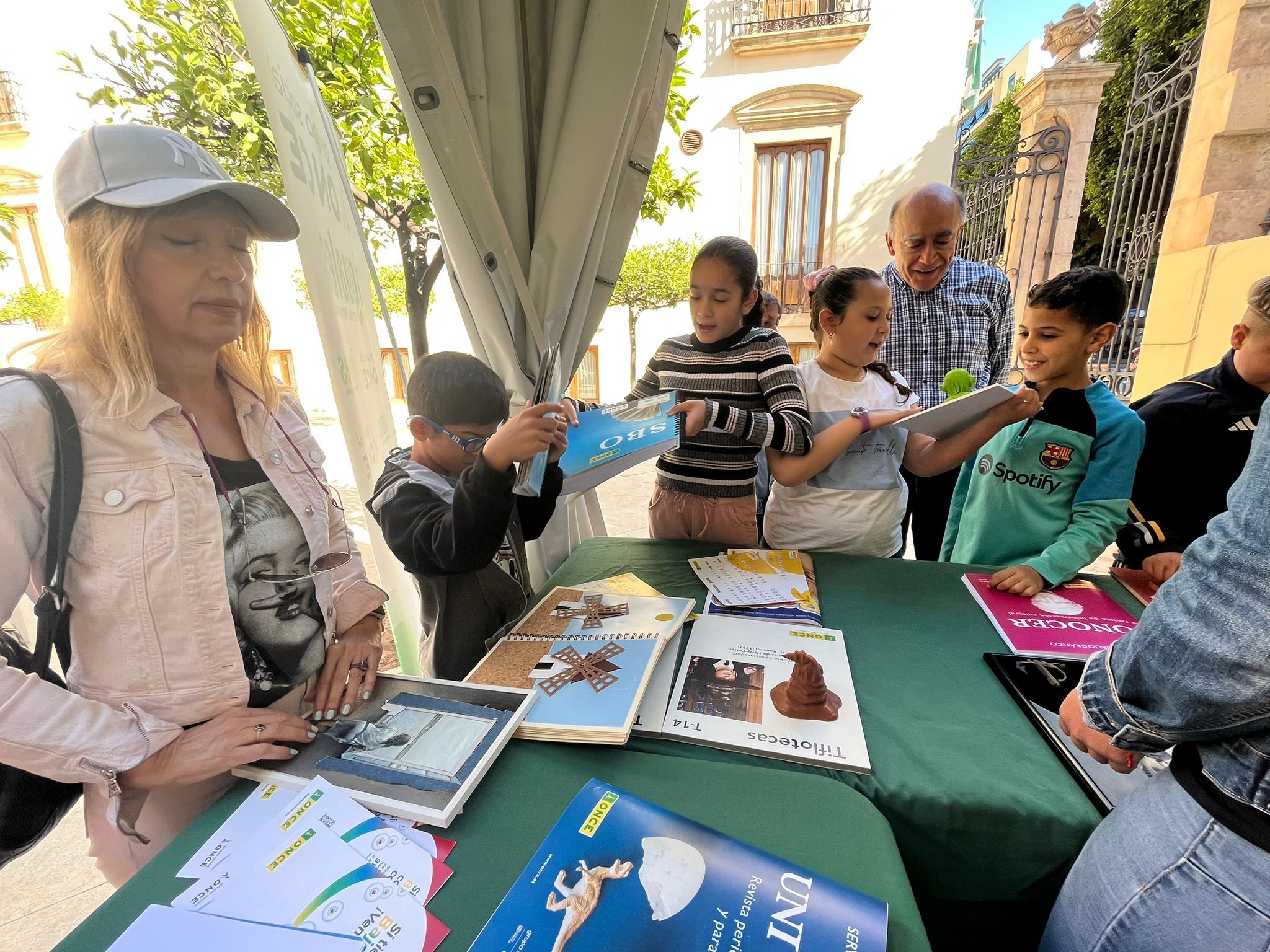 Srand de la ONCE en la Feria del Libro de Almería