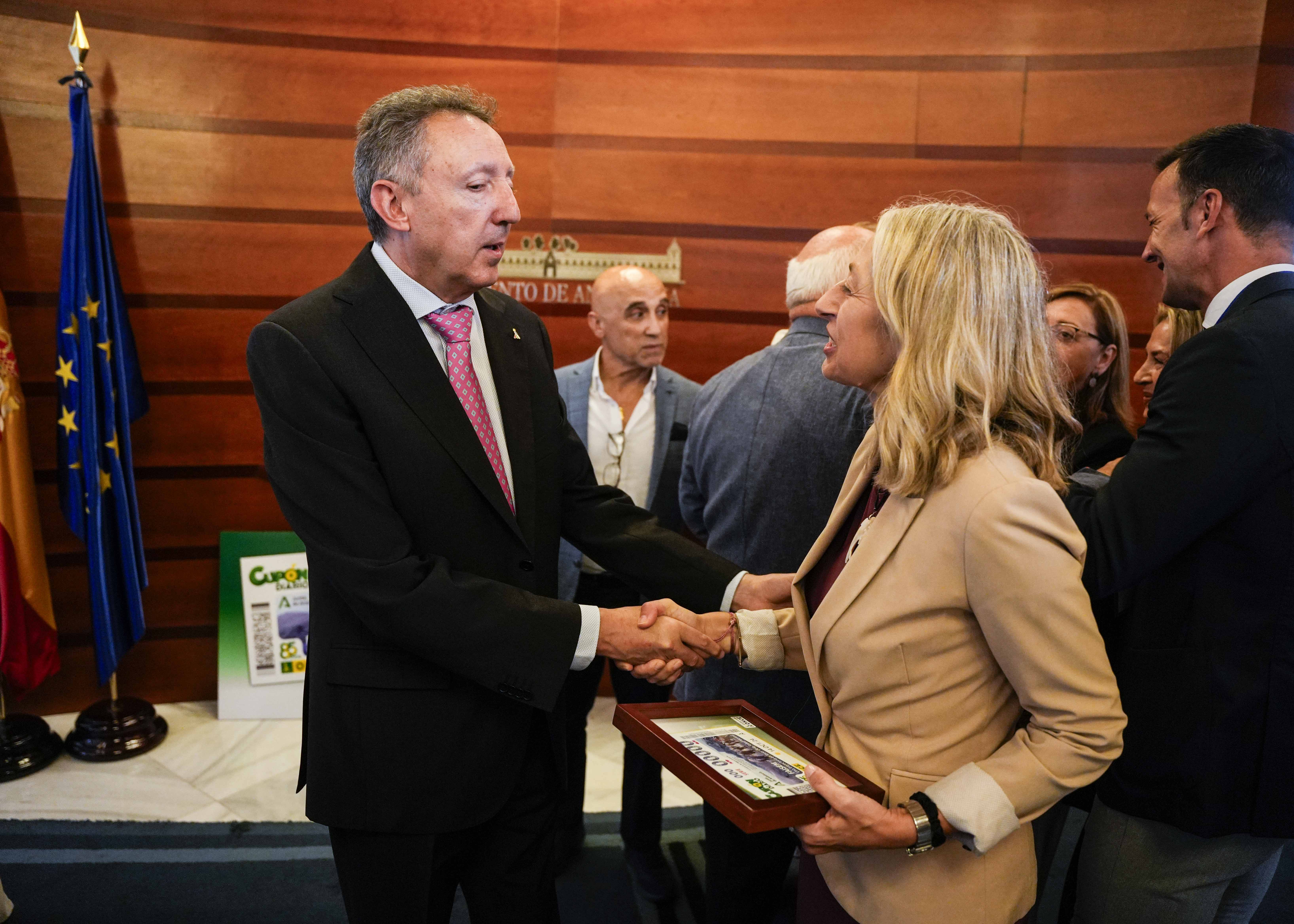 El delegado de la ONCE conversa con la consejera de Salud