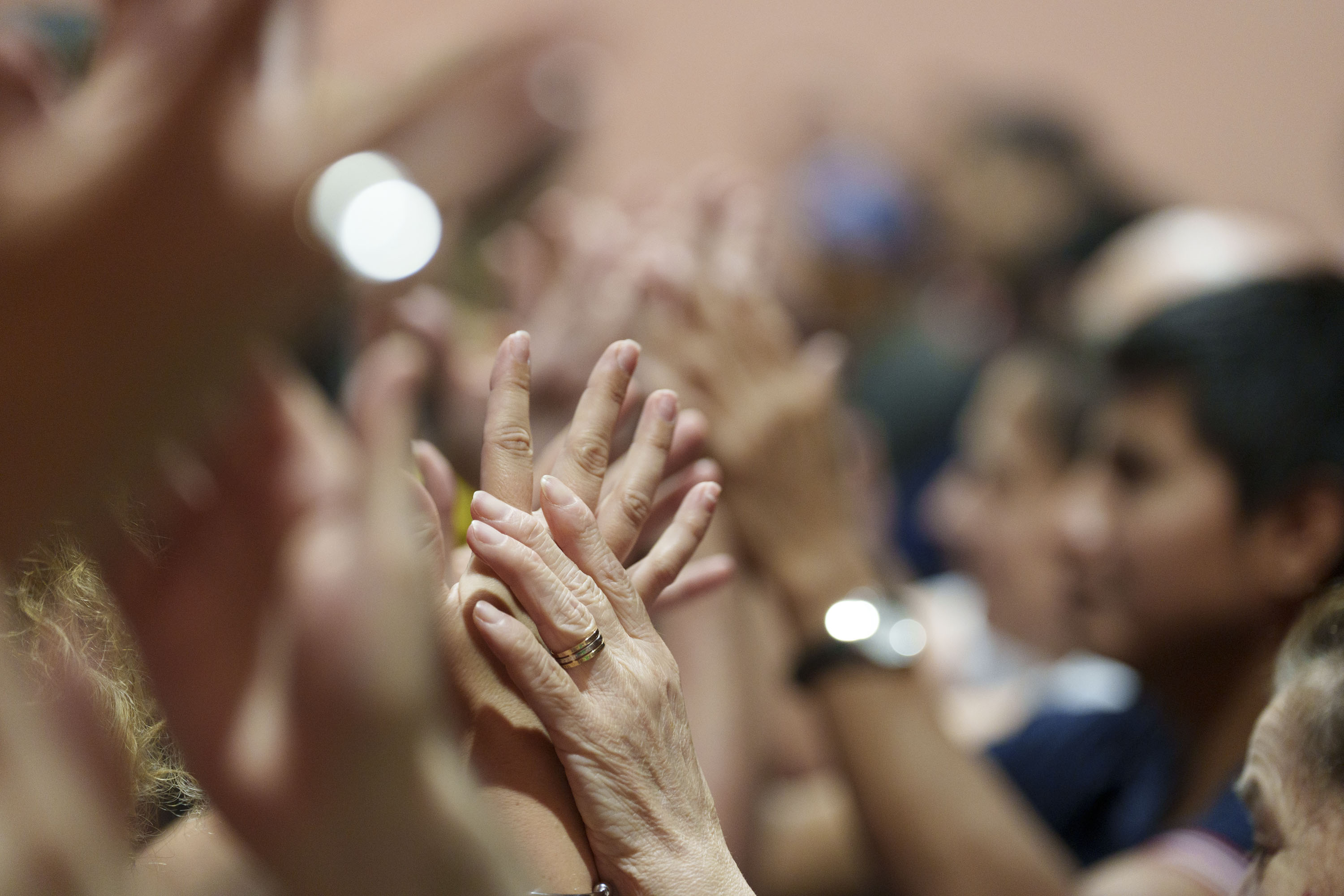 Las manos de las personas con sordoceguera se cruzan con las de sus mediadoras