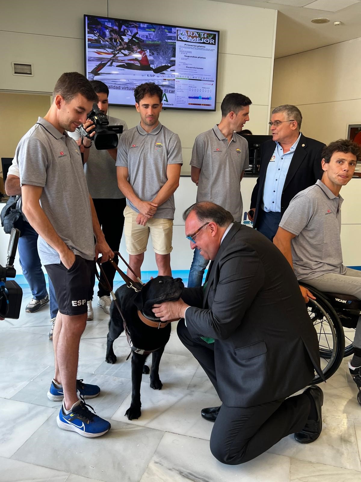 El consejero saluda al perro guía del atleta Descarrega