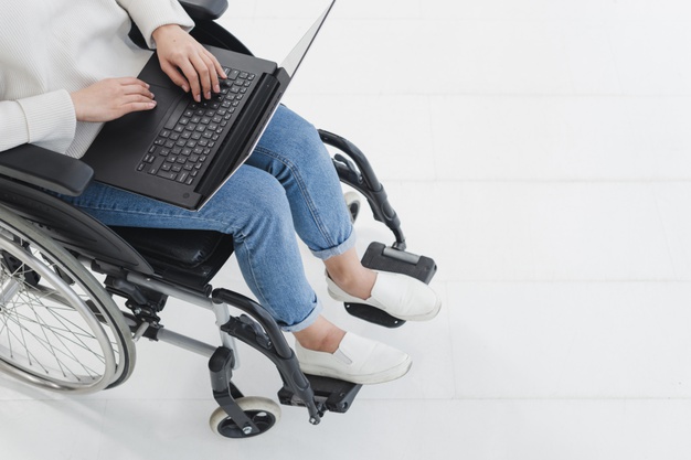 Usuaria de silla de ruedas con su ordenador portátil