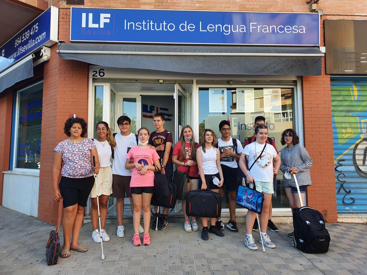 Foto de familia a la entrada del Instituto de Lengua Francesa donde se impartieron las clases 