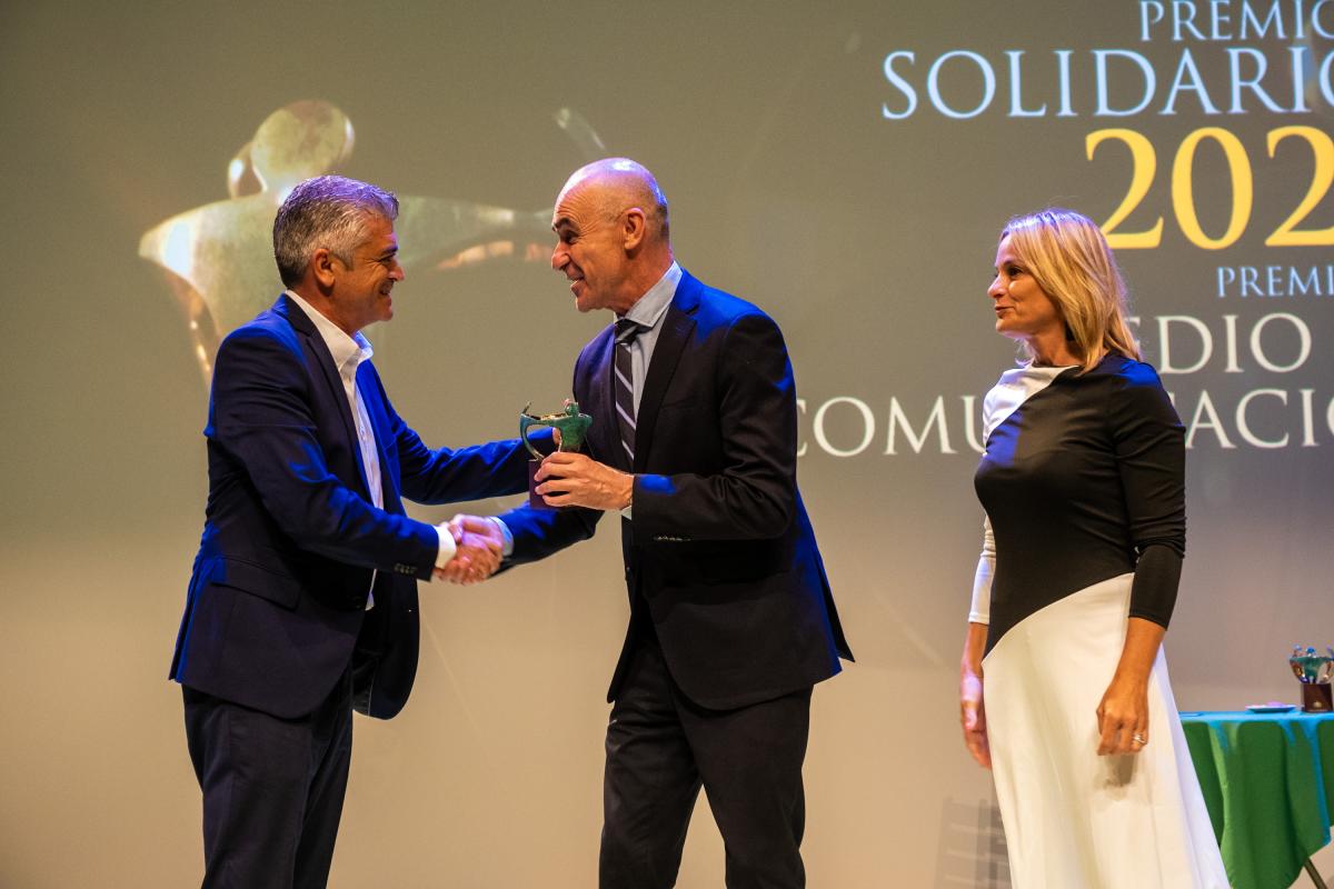 El alcalde de Sevilla, Antonio Muñoz, entrega el premio al director de Andalucía Directo, Modesto Barragán