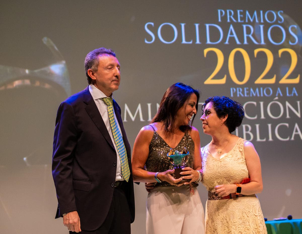 La presidenta del Parlamento recibe el premio de manos de Cristóbal Martínez e Isabel Viruet