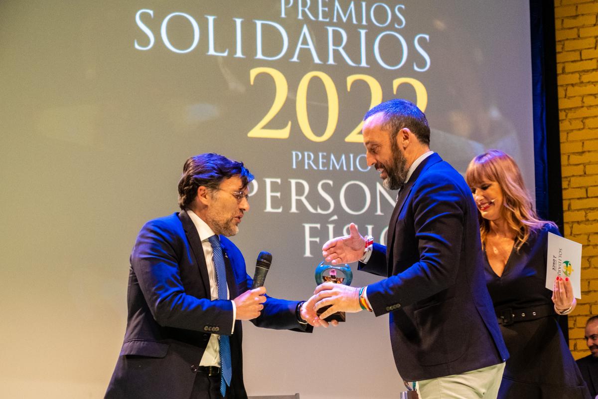 Alberto Durán entrega el premio en la categoría Persona a Juan Luis Muñoz Escassi