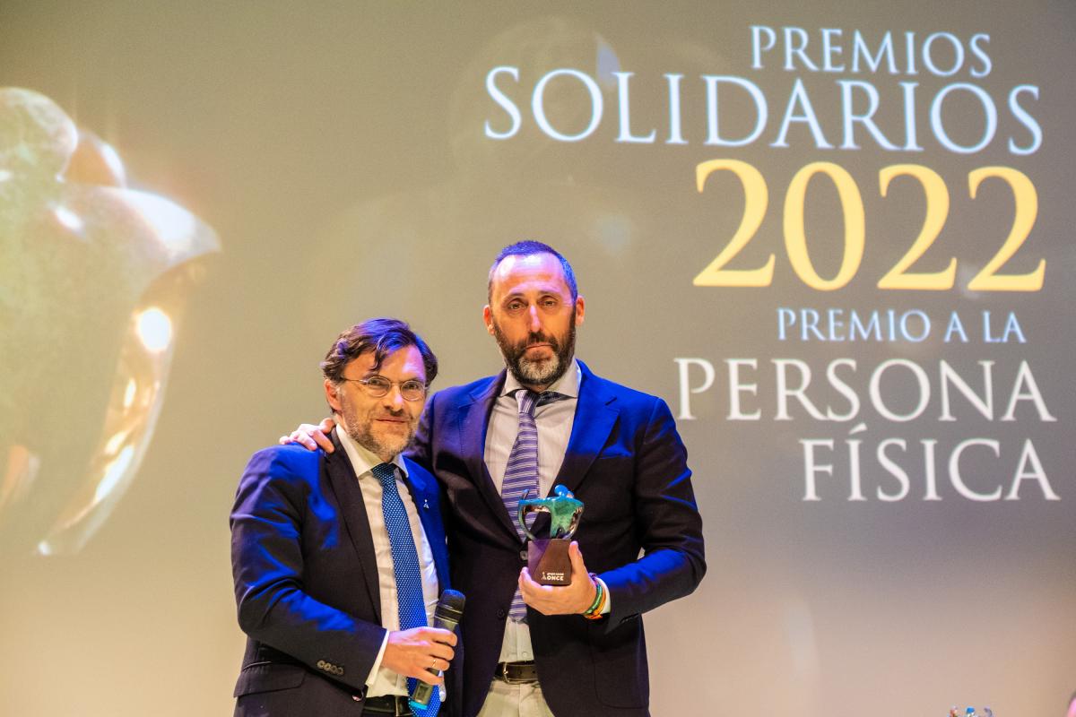 Alberto Durán entrega el premio a Juan Luis Muñoz Escassi